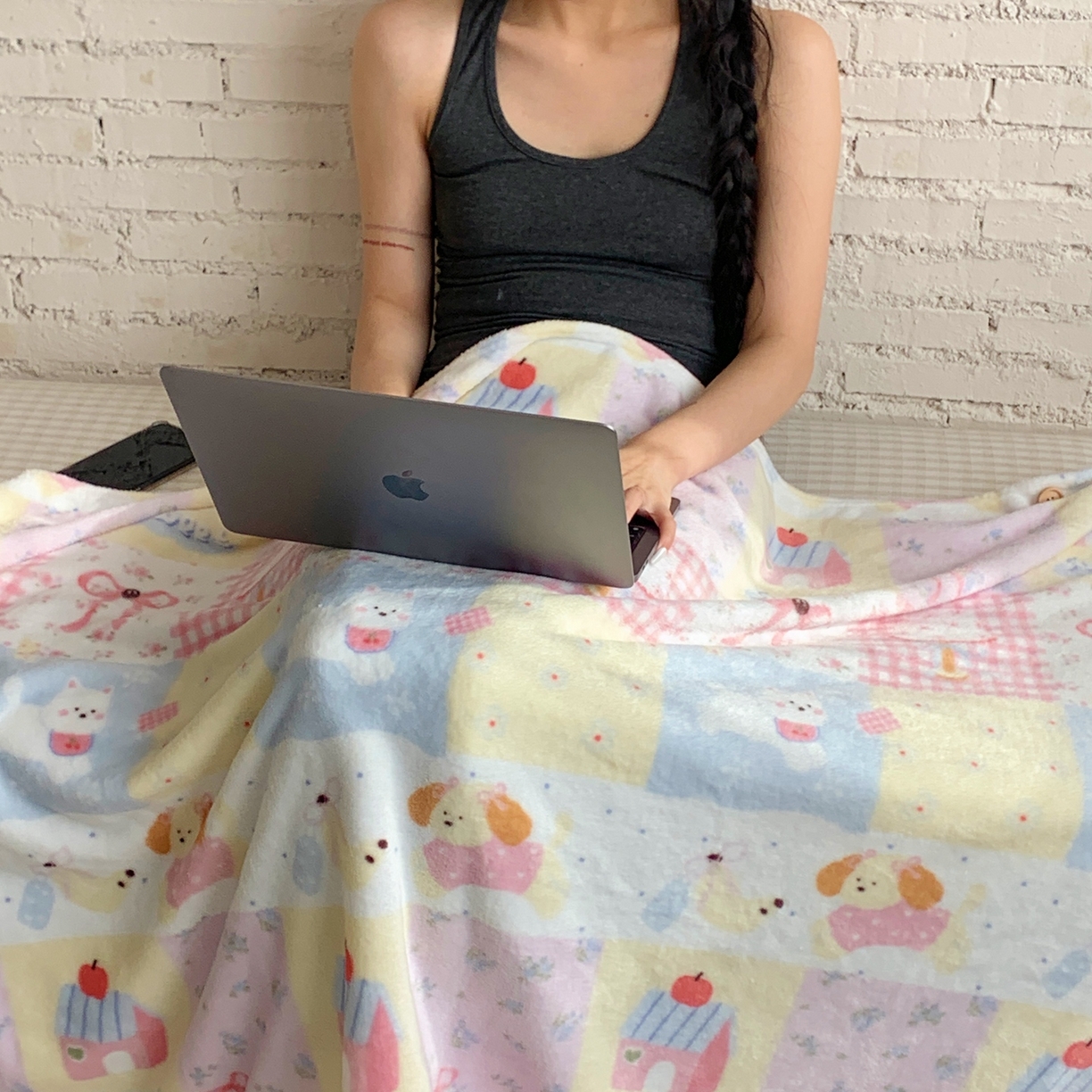 91家纺网 家纺一手货源 找家纺 桃喜 2025秋冬新款双面牛奶绒披肩毯毛毯毯子 房子小狗（双面绒披肩毯）