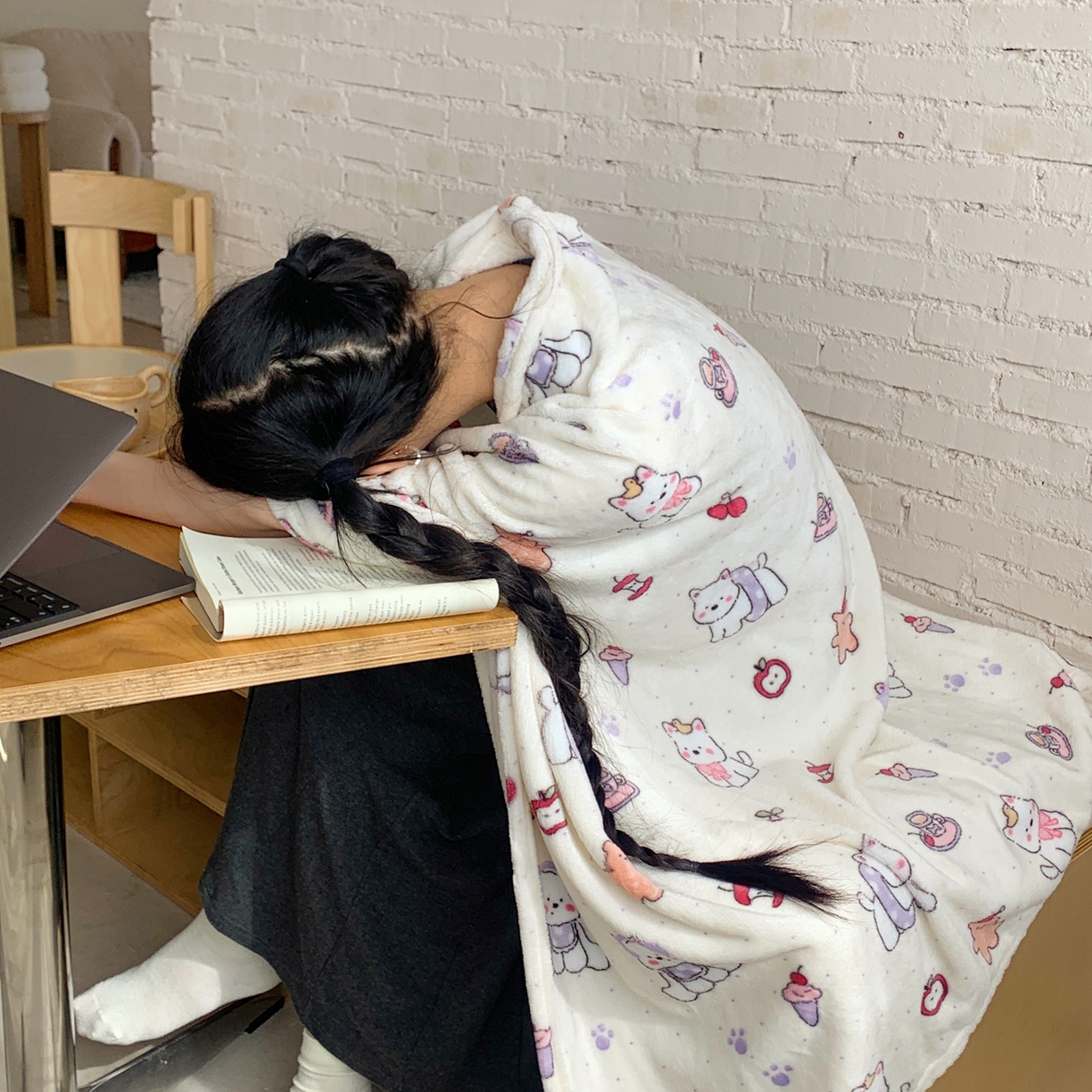 91家纺网 家纺一手货源 找家纺 桃喜 2025秋冬新款双面牛奶绒披肩毯毛毯毯子 红苹果狗狗（双面绒披肩毯）