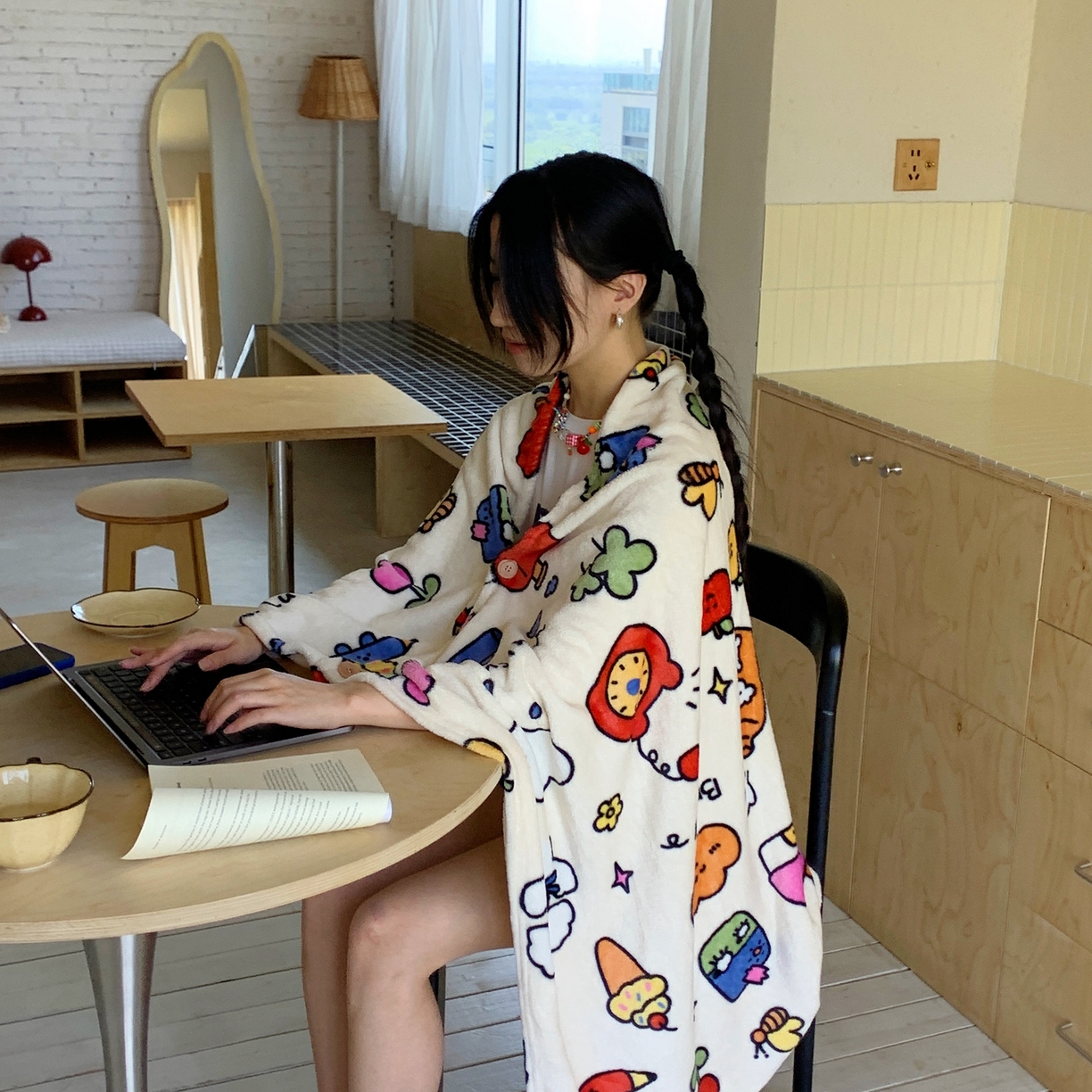 91家纺网 家纺一手货源 找家纺 桃喜 2025秋冬新款双面牛奶绒披肩毯毛毯毯子 涂鸦乐园（双面绒披肩毯）