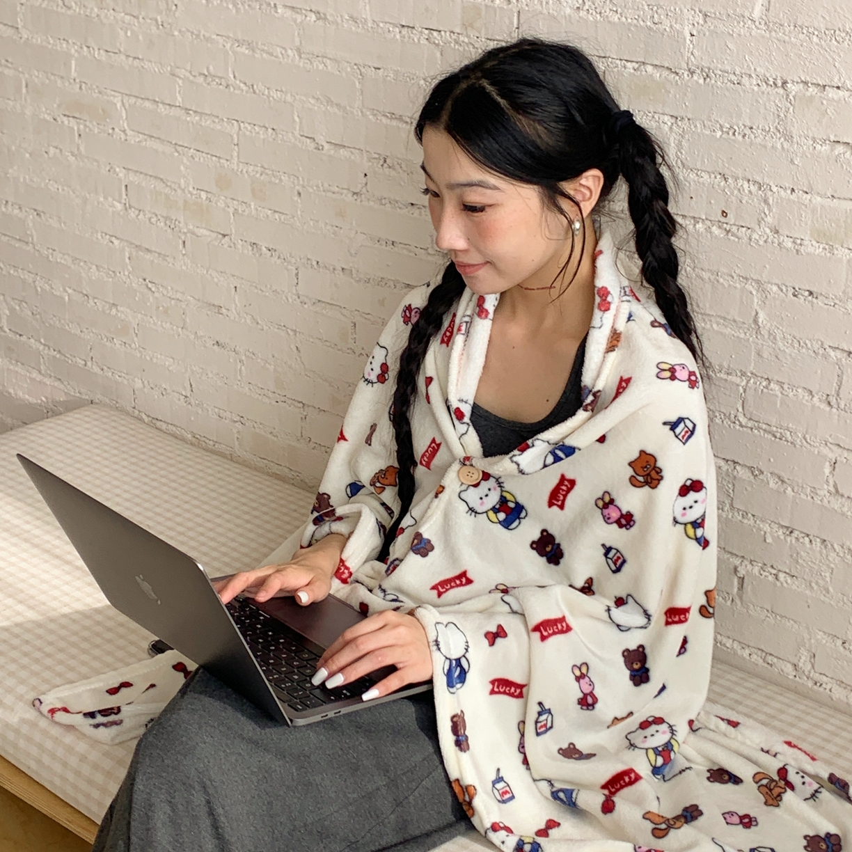 桃喜 2025秋冬新款双面牛奶绒披肩毯毛毯毯子 背带裤小猫（双面绒披肩毯）