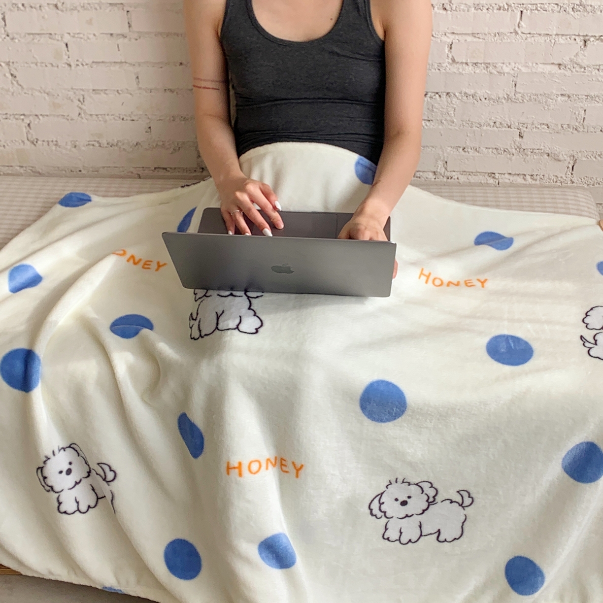 91家纺网 家纺一手货源 找家纺 桃喜 2025秋冬新款双面牛奶绒披肩毯毛毯毯子 波点小狗（双面绒披肩毯）