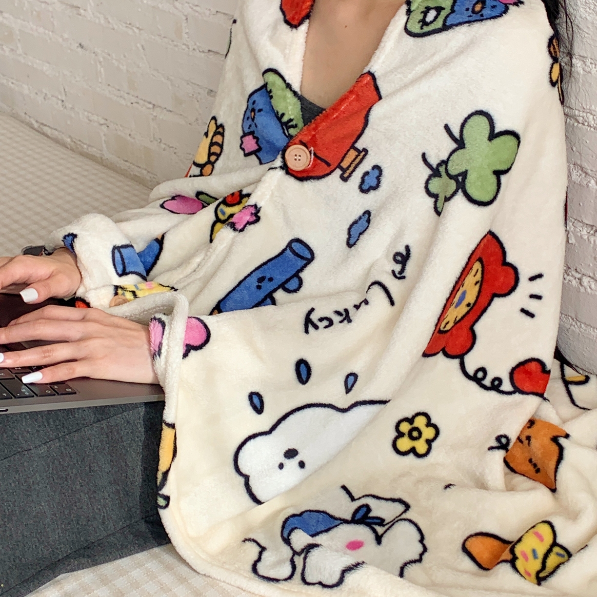 91家纺网 家纺一手货源 找家纺 桃喜 2025秋冬新款双面牛奶绒披肩毯毛毯毯子 涂鸦乐园（双面绒披肩毯）