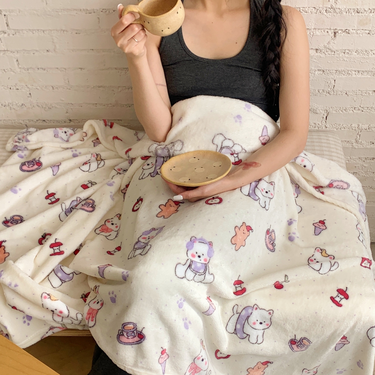 91家纺网 家纺一手货源 找家纺 桃喜 2025秋冬新款双面牛奶绒披肩毯毛毯毯子 红苹果狗狗（双面绒披肩毯）