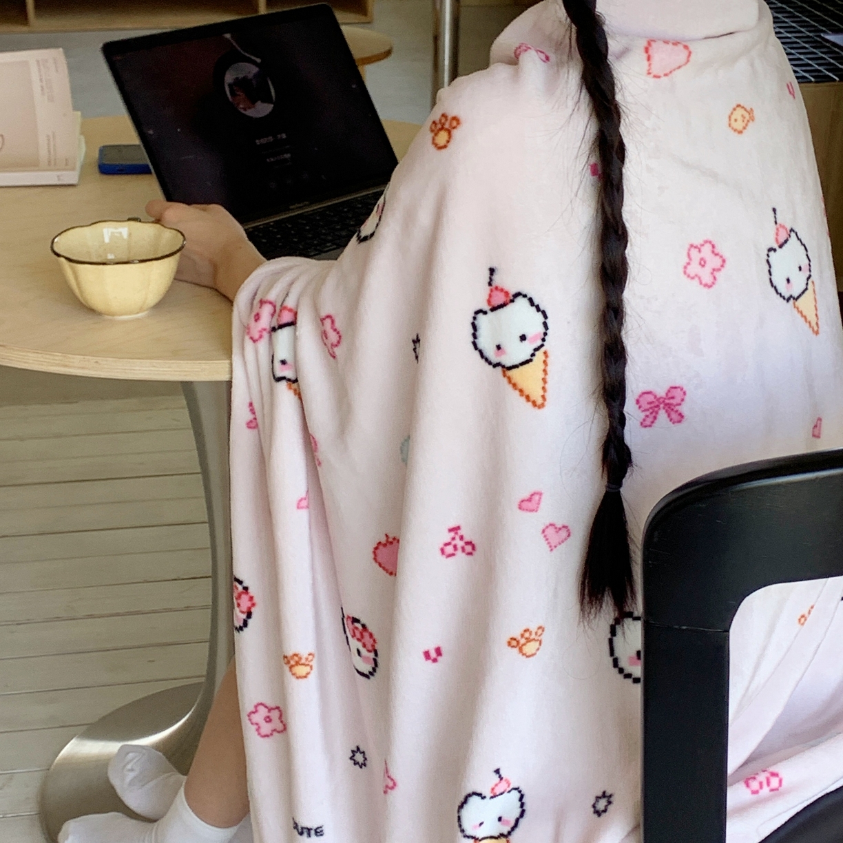 91家纺网 家纺一手货源 找家纺 桃喜 2025秋冬新款双面牛奶绒披肩毯毛毯毯子 马赛克小猫粉（双面绒披肩毯）