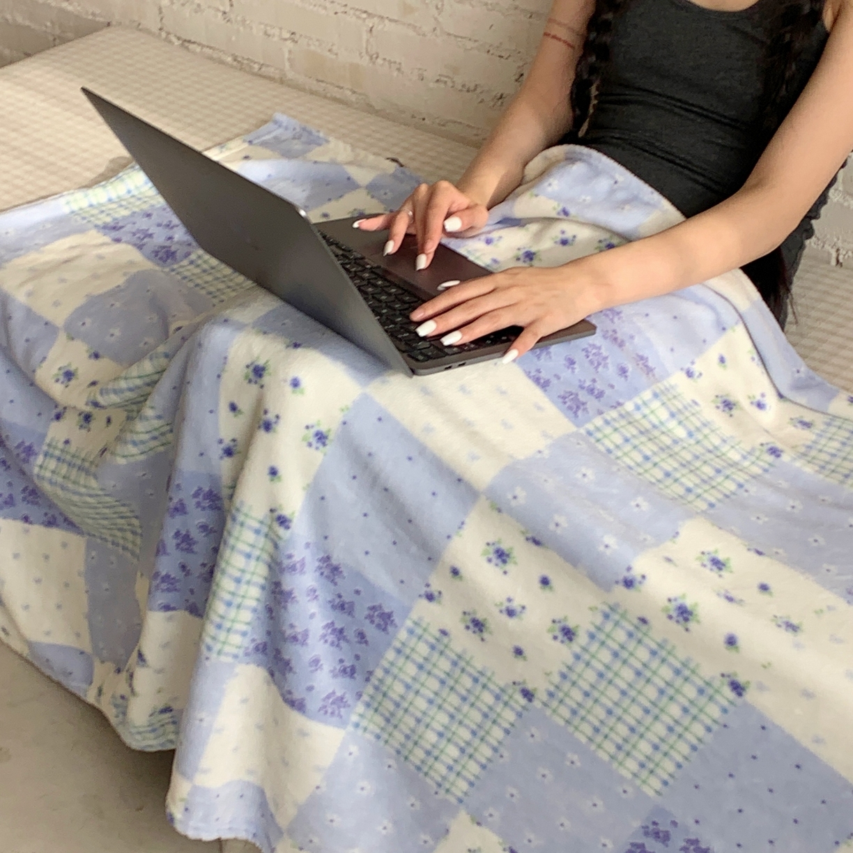 91家纺网 家纺一手货源 找家纺 桃喜 2025秋冬新款双面牛奶绒披肩毯毛毯毯子 蓝风铃（双面绒披肩毯）