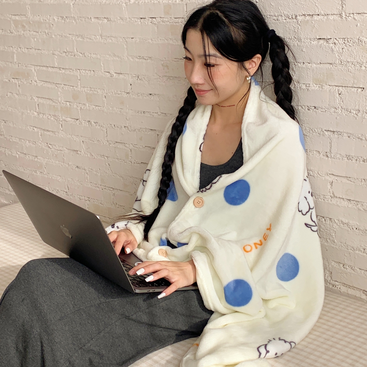 桃喜 2025秋冬新款双面牛奶绒披肩毯毛毯毯子 波点小狗（双面绒披肩毯）