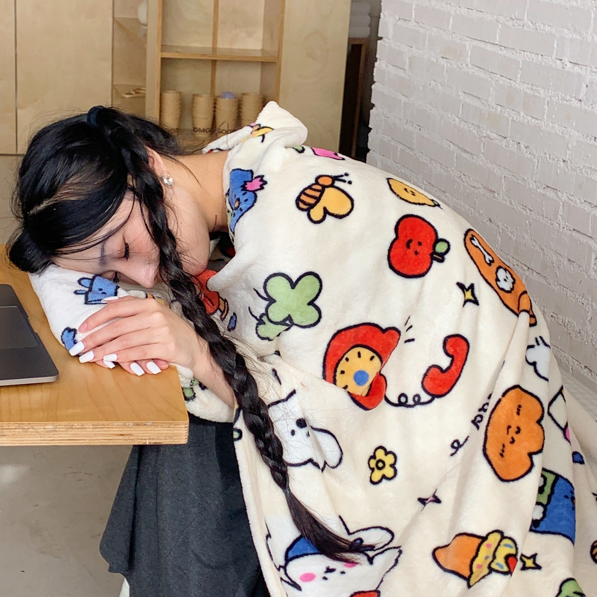 91家纺网 家纺一手货源 找家纺 桃喜 2025秋冬新款双面牛奶绒披肩毯毛毯毯子 涂鸦乐园（双面绒披肩毯）