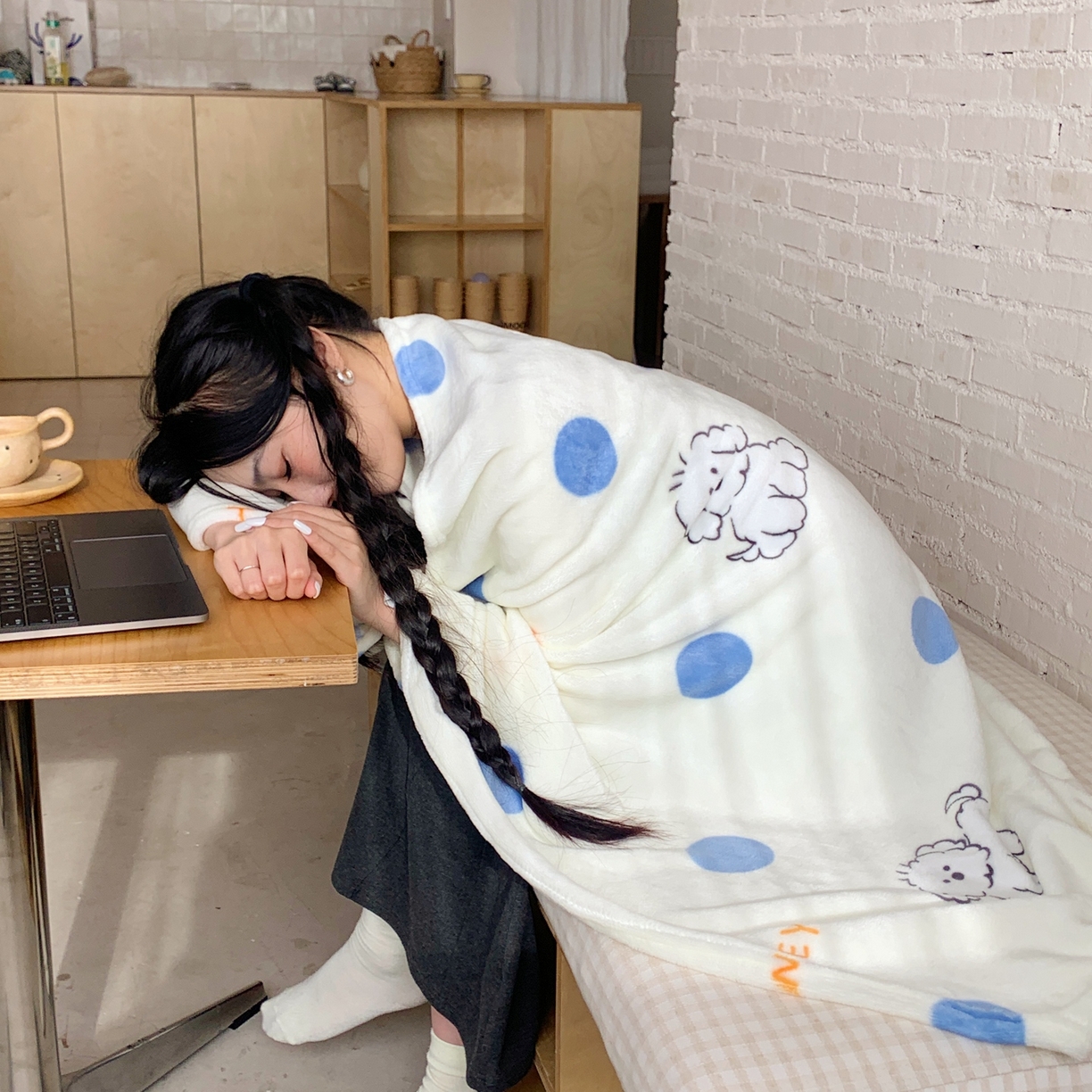 91家纺网 家纺一手货源 找家纺 桃喜 2025秋冬新款双面牛奶绒披肩毯毛毯毯子 波点小狗（双面绒披肩毯）