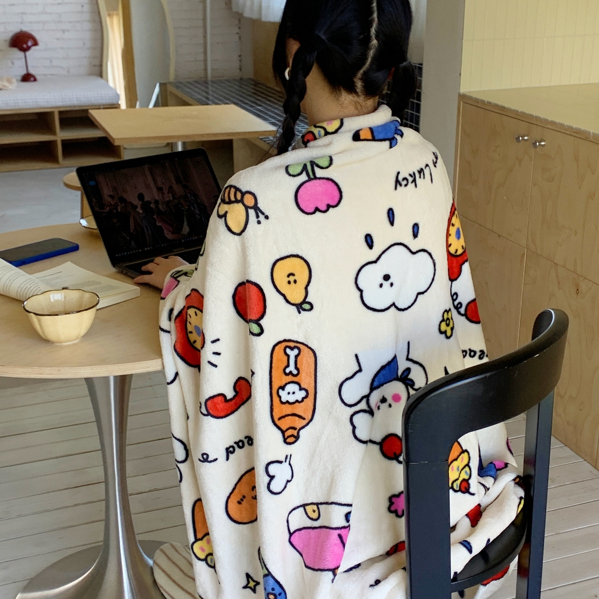 91家纺网 家纺一手货源 找家纺 桃喜 2025秋冬新款双面牛奶绒披肩毯毛毯毯子 涂鸦乐园（双面绒披肩毯）