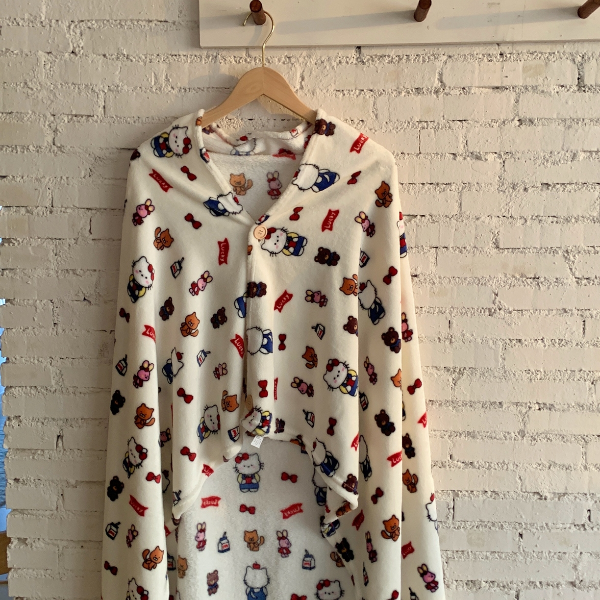 91家纺网 家纺一手货源 找家纺 桃喜 2025秋冬新款双面牛奶绒披肩毯毛毯毯子 背带裤小猫（双面绒披肩毯）