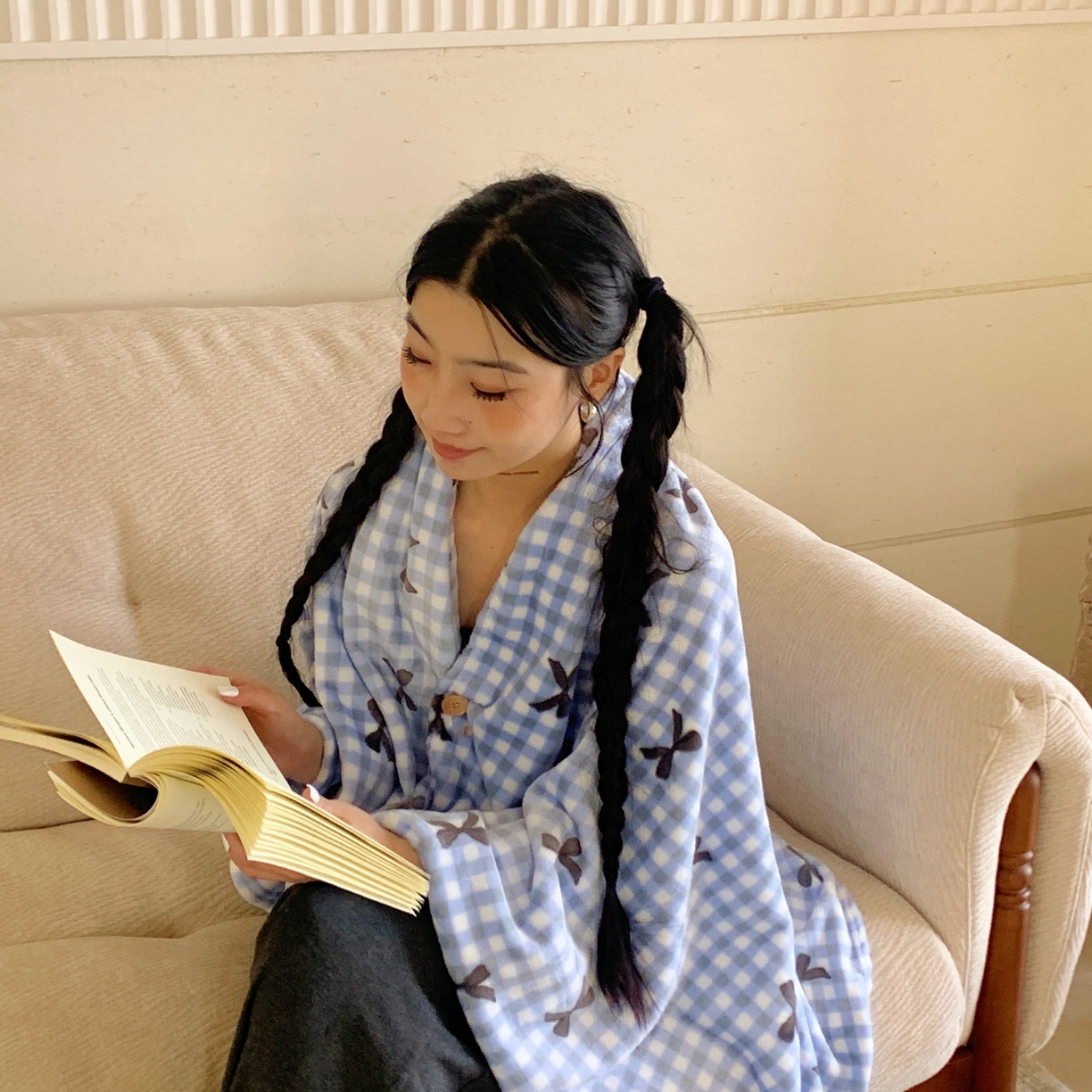 91家纺网 家纺一手货源 找家纺 桃喜 2025秋冬新款双面牛奶绒披肩毯毛毯毯子 蓝格子蝴蝶结（双面绒披肩毯）