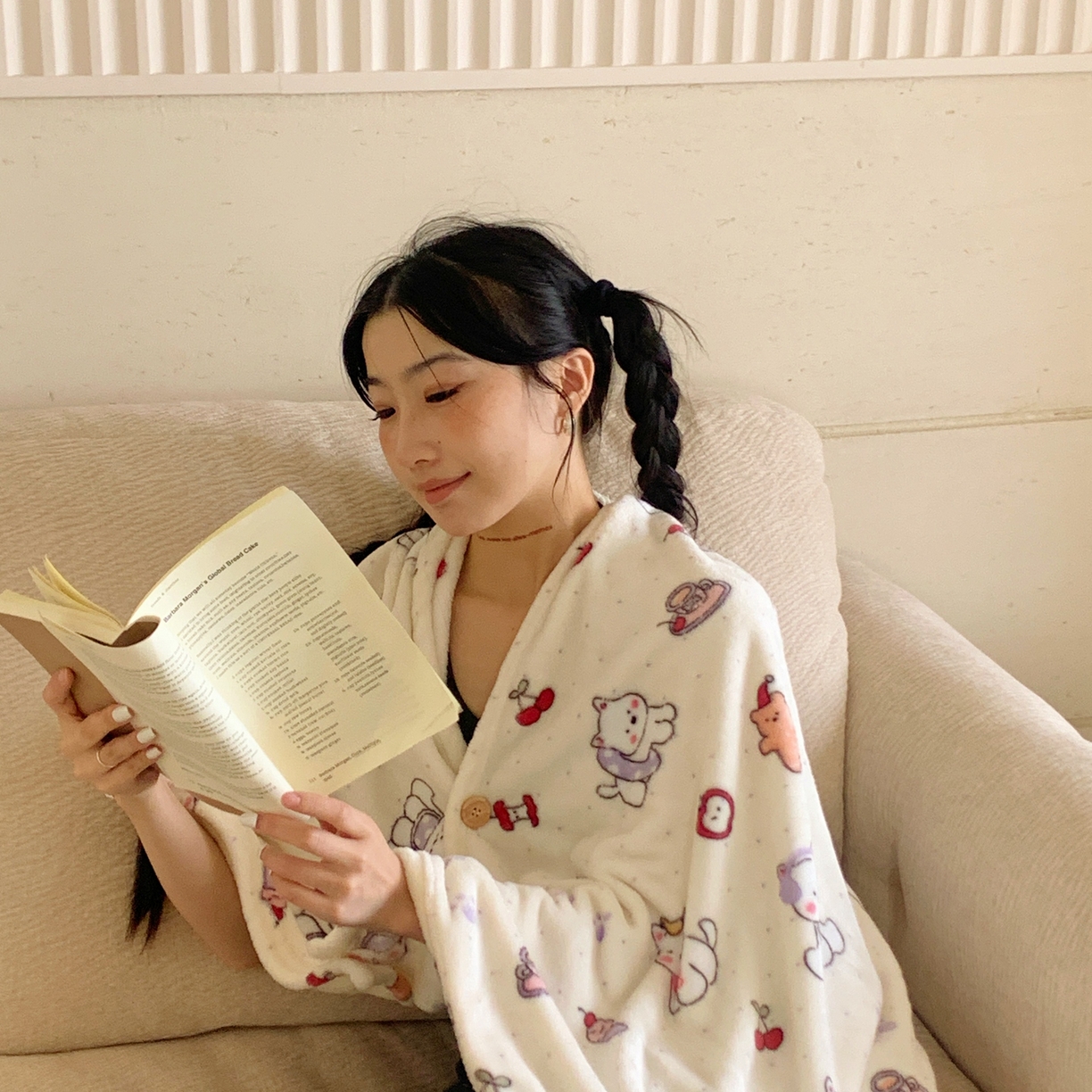 91家纺网 家纺一手货源 找家纺 桃喜 2025秋冬新款双面牛奶绒披肩毯毛毯毯子 红苹果狗狗（双面绒披肩毯）