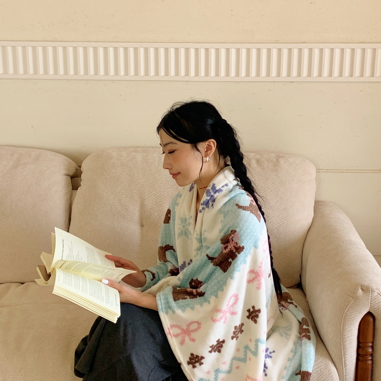 91家纺网 家纺一手货源 找家纺 桃喜 2025秋冬新款双面牛奶绒披肩毯毛毯毯子 费尔岛狗狗蓝（双面绒披肩毯）