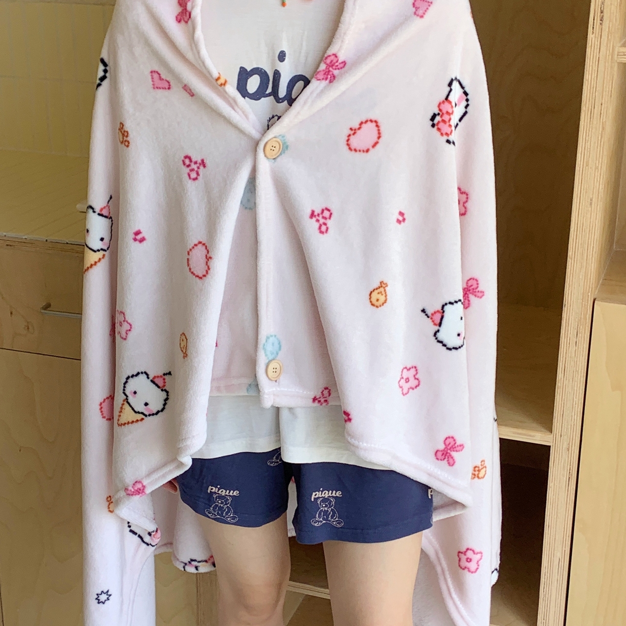 91家纺网 家纺一手货源 找家纺 桃喜 2025秋冬新款双面牛奶绒披肩毯毛毯毯子 马赛克小猫粉（双面绒披肩毯）