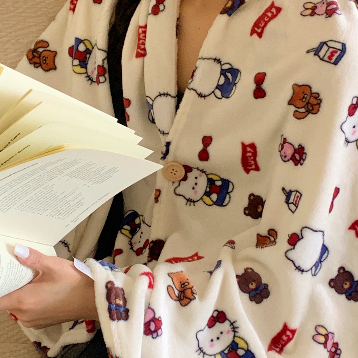 91家纺网 家纺一手货源 找家纺 桃喜 2025秋冬新款双面牛奶绒披肩毯毛毯毯子 背带裤小猫（双面绒披肩毯）