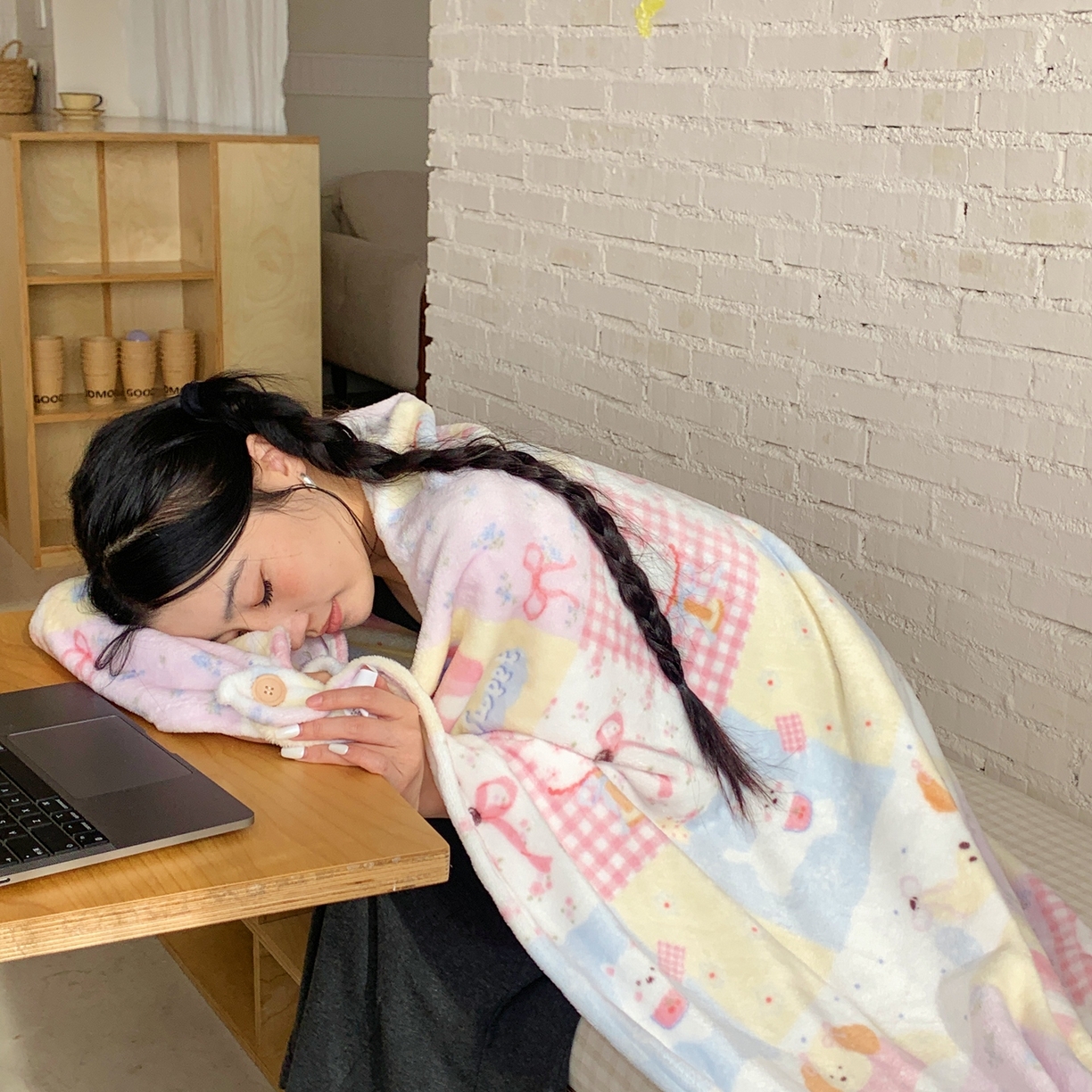 91家纺网 家纺一手货源 找家纺 桃喜 2025秋冬新款双面牛奶绒披肩毯毛毯毯子 房子小狗（双面绒披肩毯）