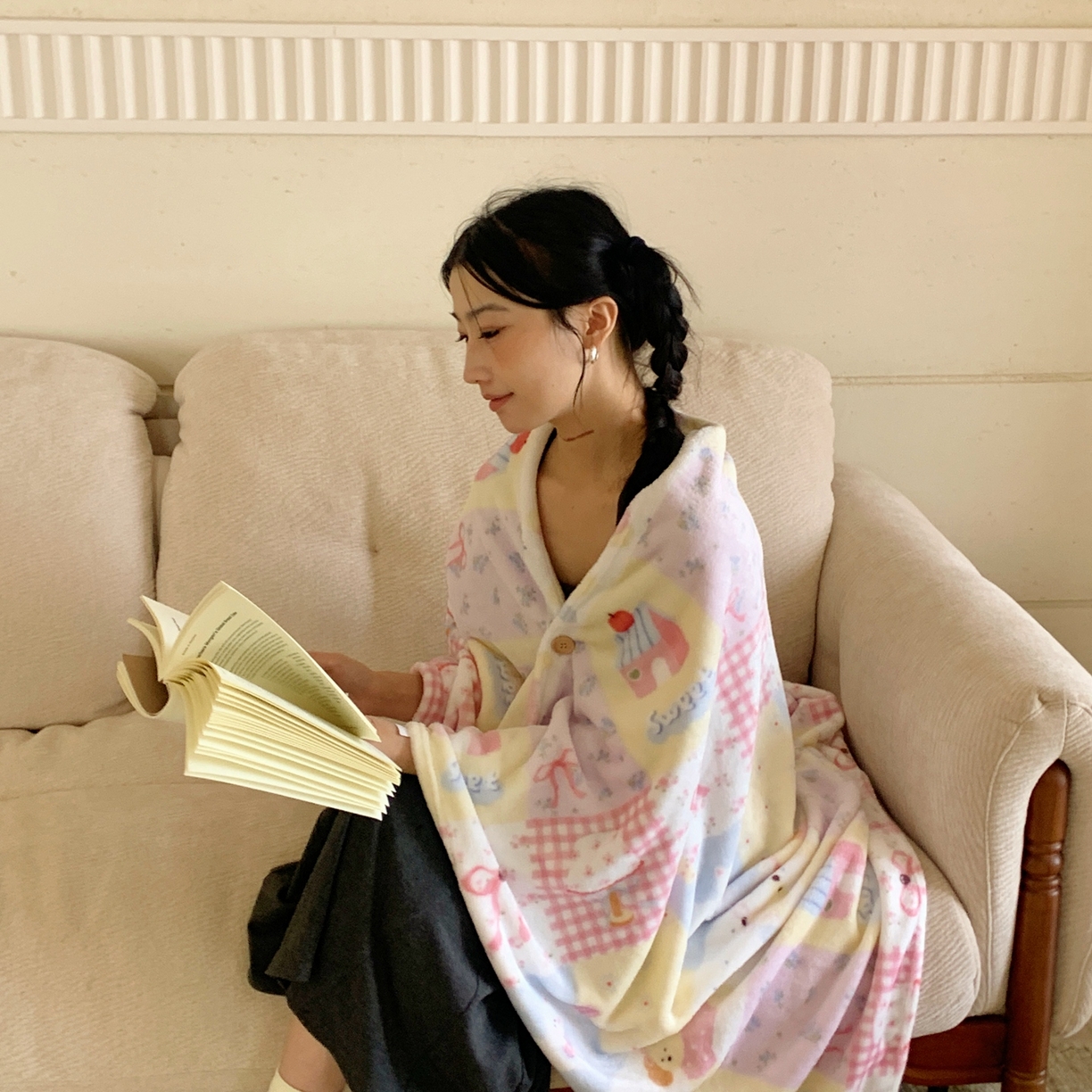 91家纺网 家纺一手货源 找家纺 桃喜 2025秋冬新款双面牛奶绒披肩毯毛毯毯子 房子小狗（双面绒披肩毯）