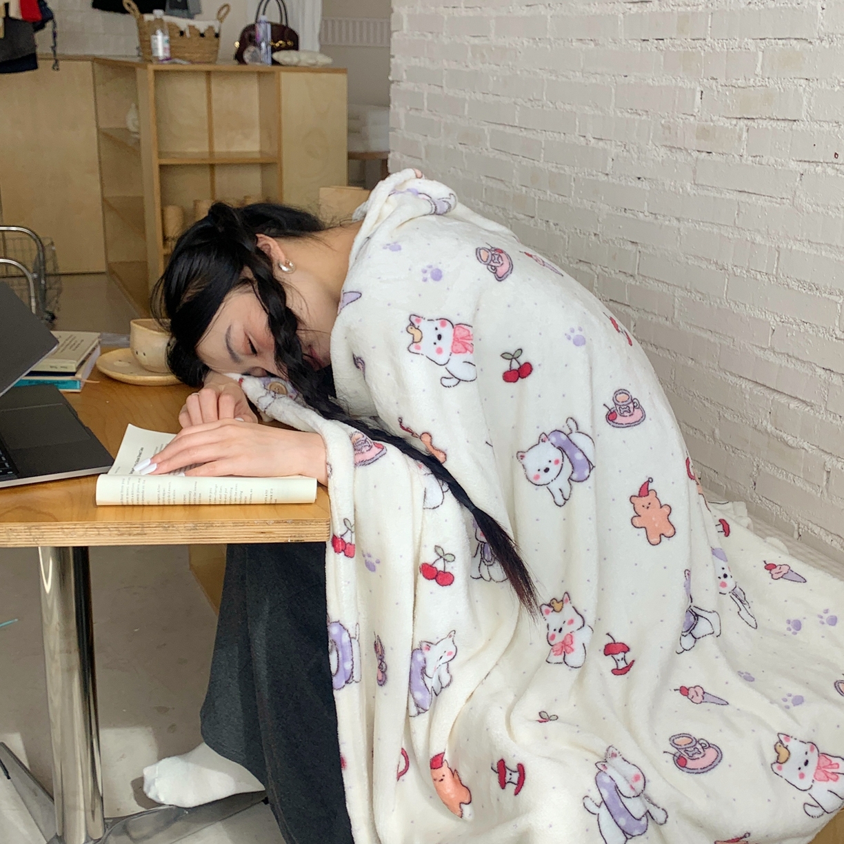 91家纺网 家纺一手货源 找家纺 桃喜 2025秋冬新款双面牛奶绒披肩毯毛毯毯子 红苹果狗狗（双面绒披肩毯）