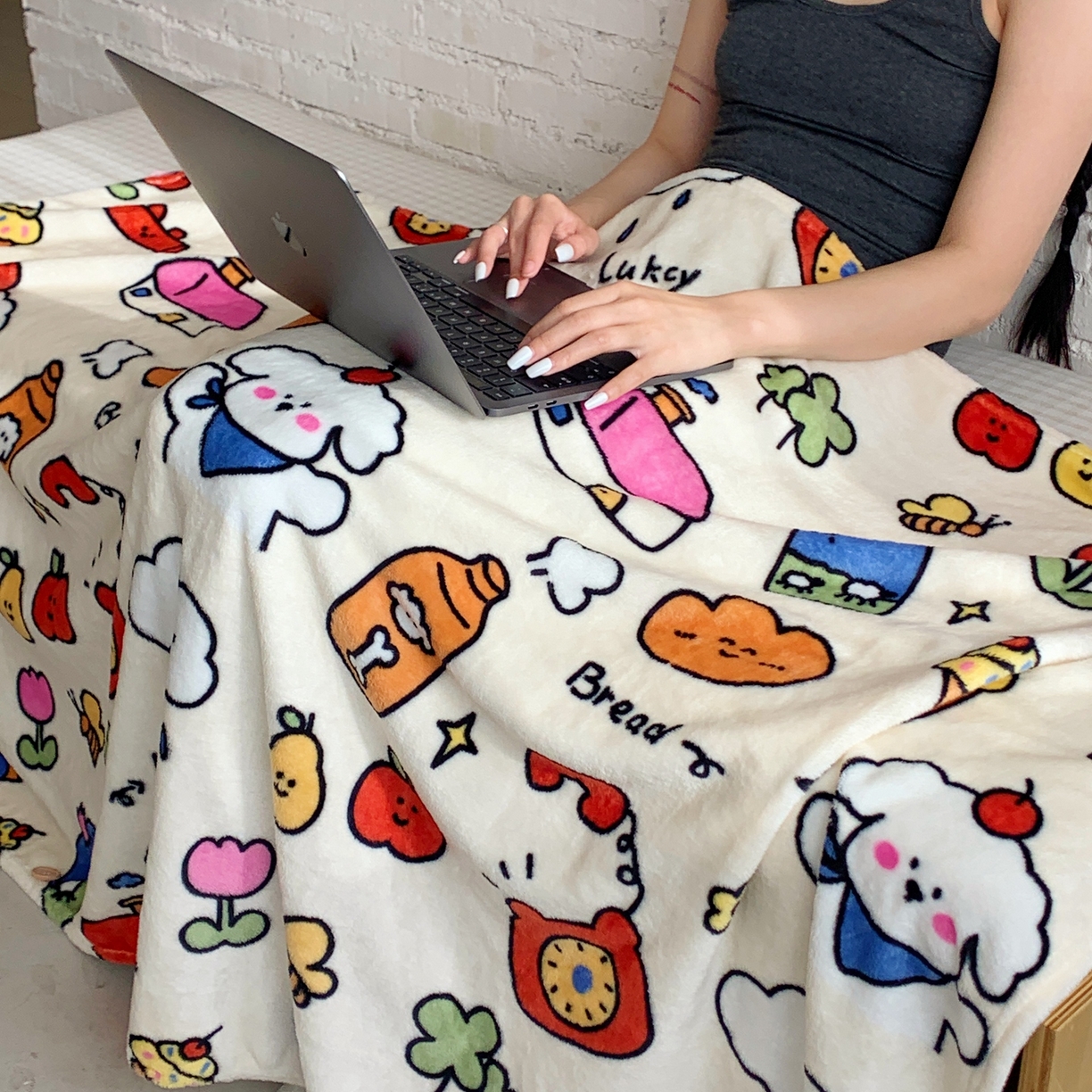 91家纺网 家纺一手货源 找家纺 桃喜 2025秋冬新款双面牛奶绒披肩毯毛毯毯子 涂鸦乐园（双面绒披肩毯）