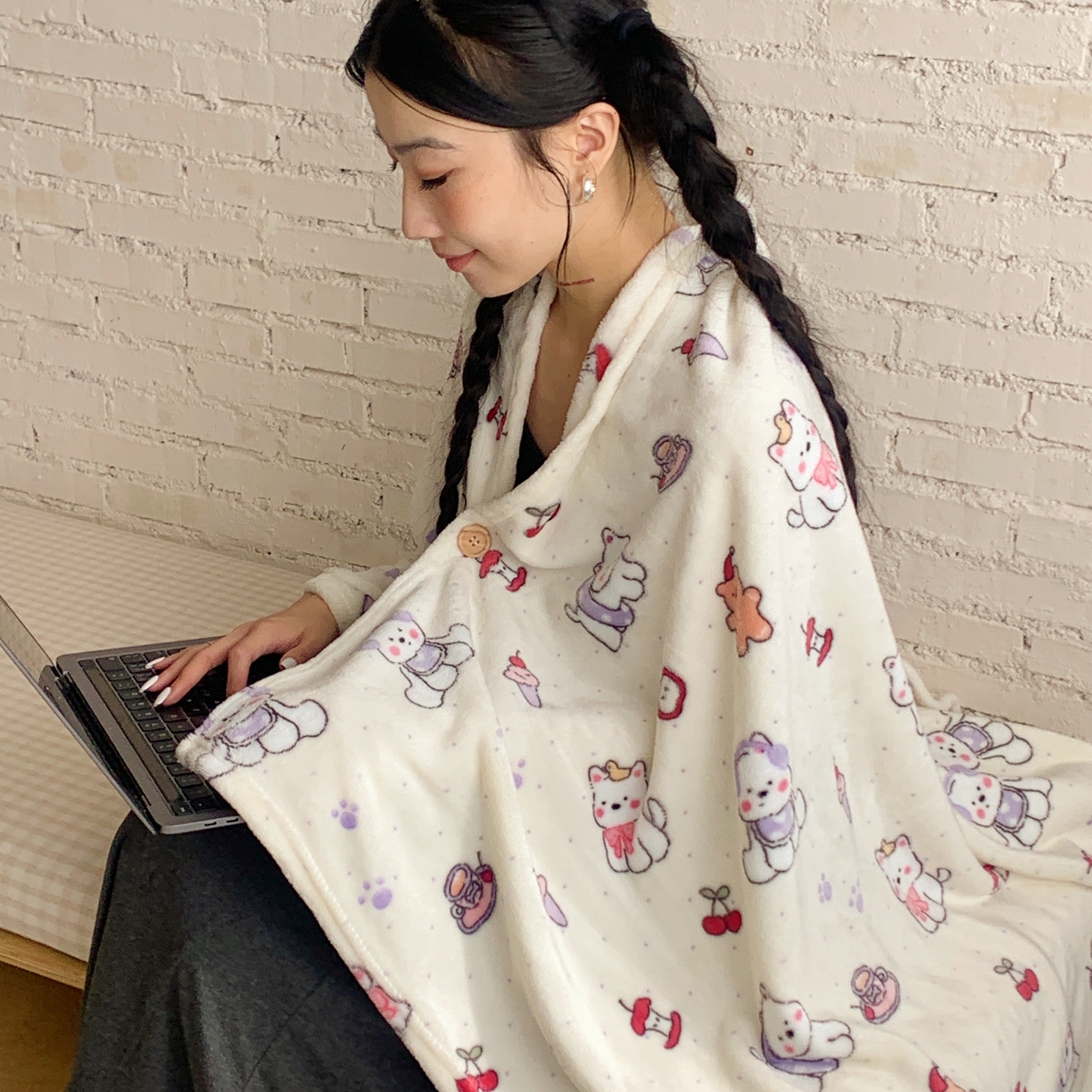 91家纺网 家纺一手货源 找家纺 桃喜 2025秋冬新款双面牛奶绒披肩毯毛毯毯子 红苹果狗狗（双面绒披肩毯）