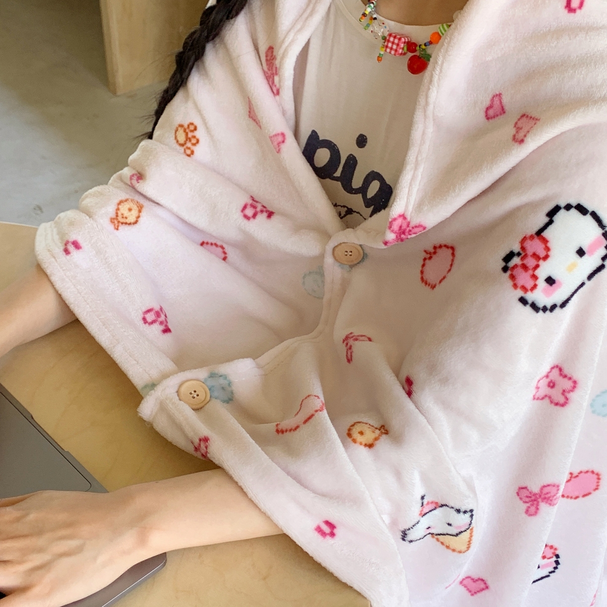 91家纺网 家纺一手货源 找家纺 桃喜 2025秋冬新款双面牛奶绒披肩毯毛毯毯子 马赛克小猫粉（双面绒披肩毯）