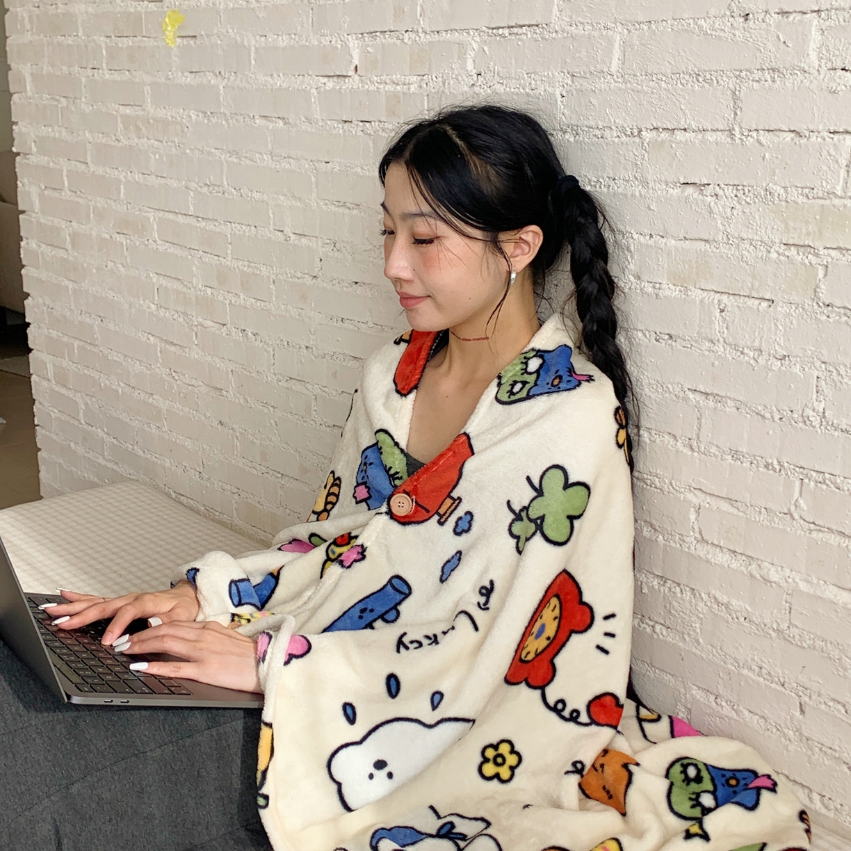 91家纺网 家纺一手货源 找家纺 桃喜 2025秋冬新款双面牛奶绒披肩毯毛毯毯子 涂鸦乐园（双面绒披肩毯）