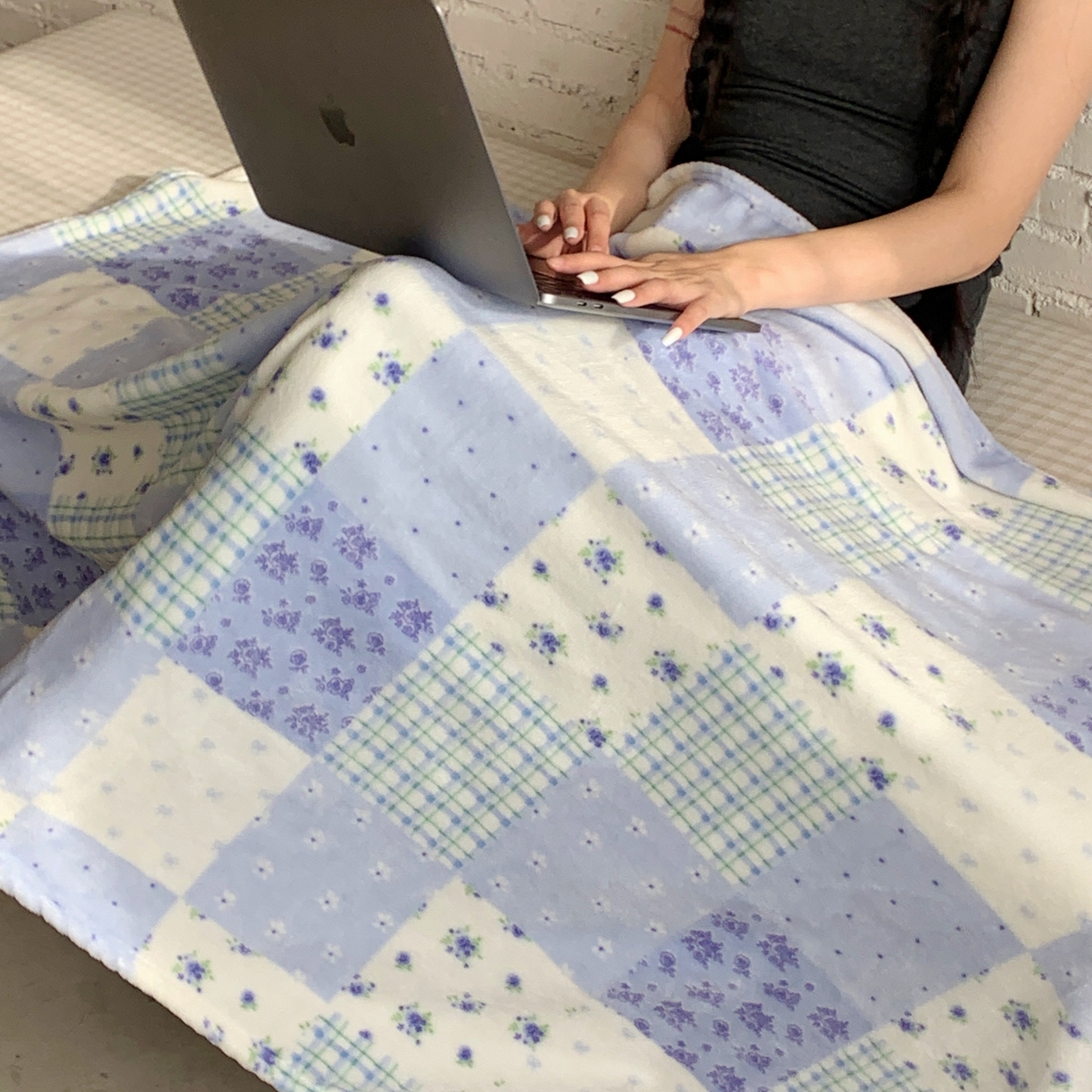 91家纺网 家纺一手货源 找家纺 桃喜 2025秋冬新款双面牛奶绒披肩毯毛毯毯子 蓝风铃（双面绒披肩毯）