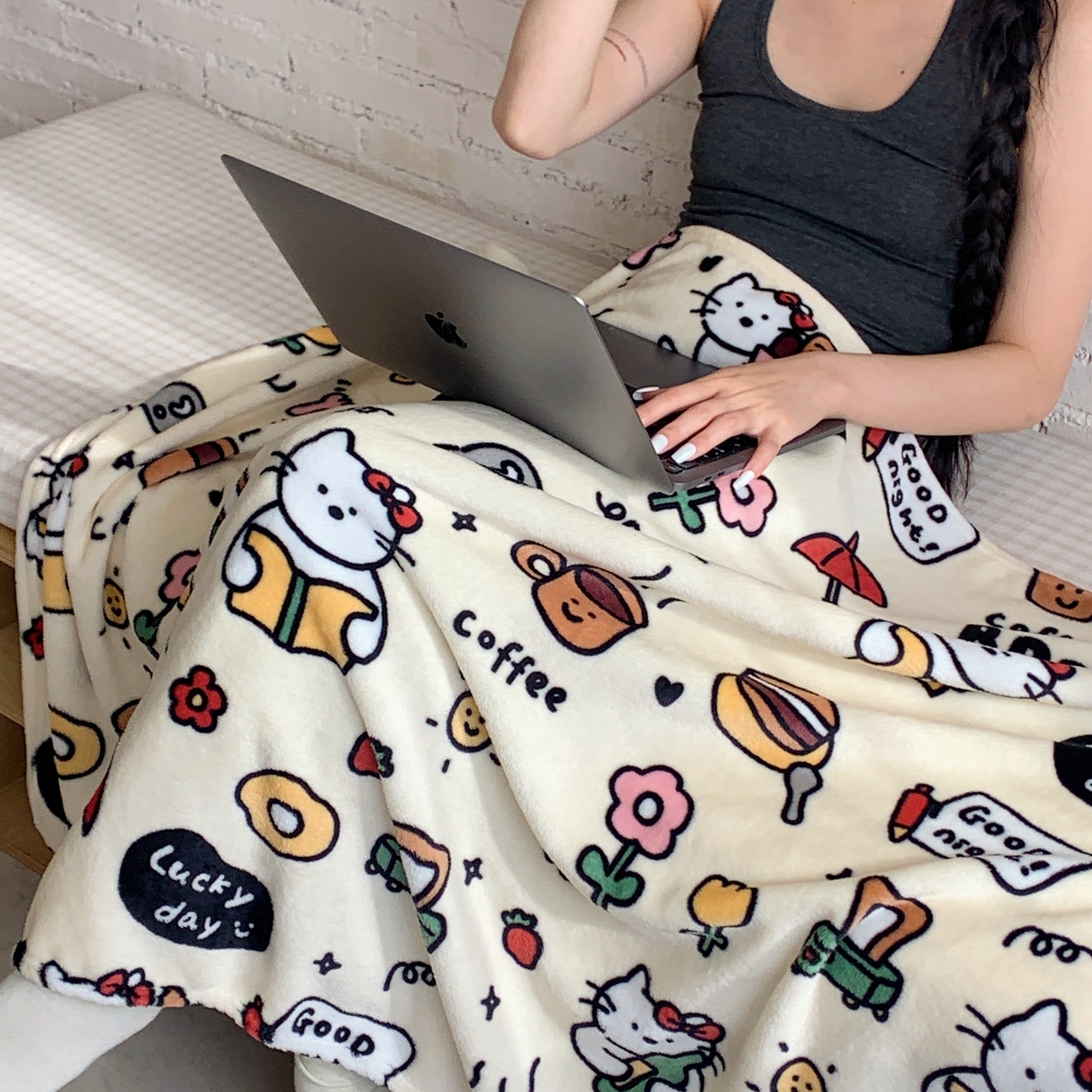 91家纺网 家纺一手货源 找家纺 桃喜 2025秋冬新款双面牛奶绒披肩毯毛毯毯子 小猫笔记（双面绒披肩毯）