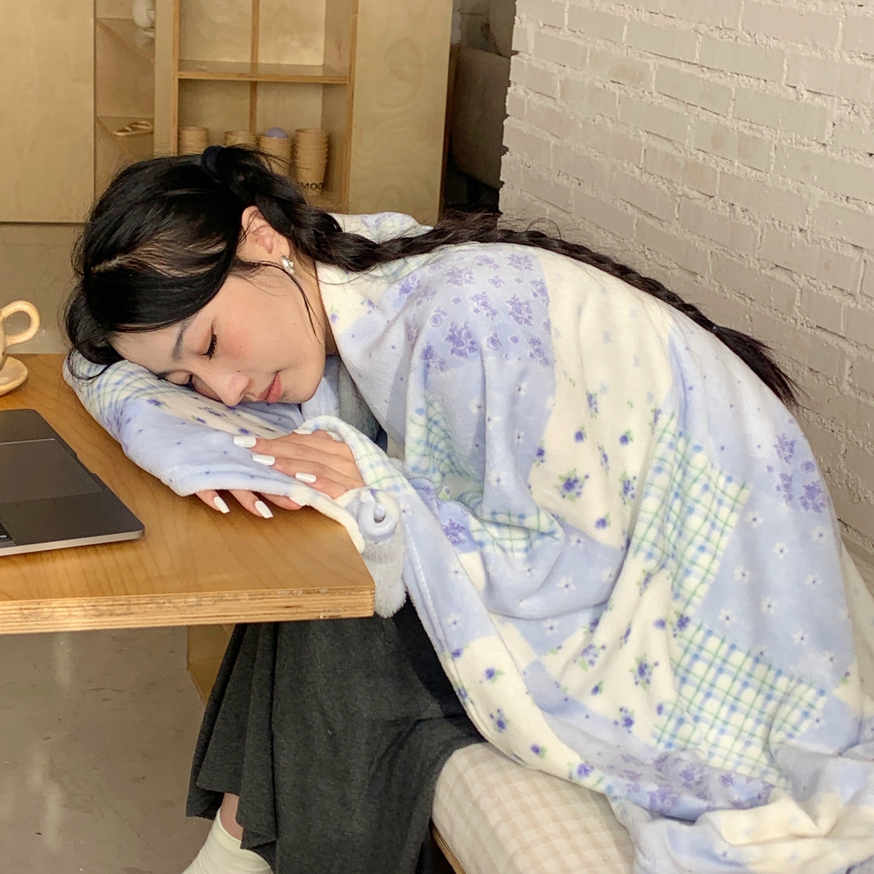 91家纺网 家纺一手货源 找家纺 桃喜 2025秋冬新款双面牛奶绒披肩毯毛毯毯子 蓝风铃（双面绒披肩毯）