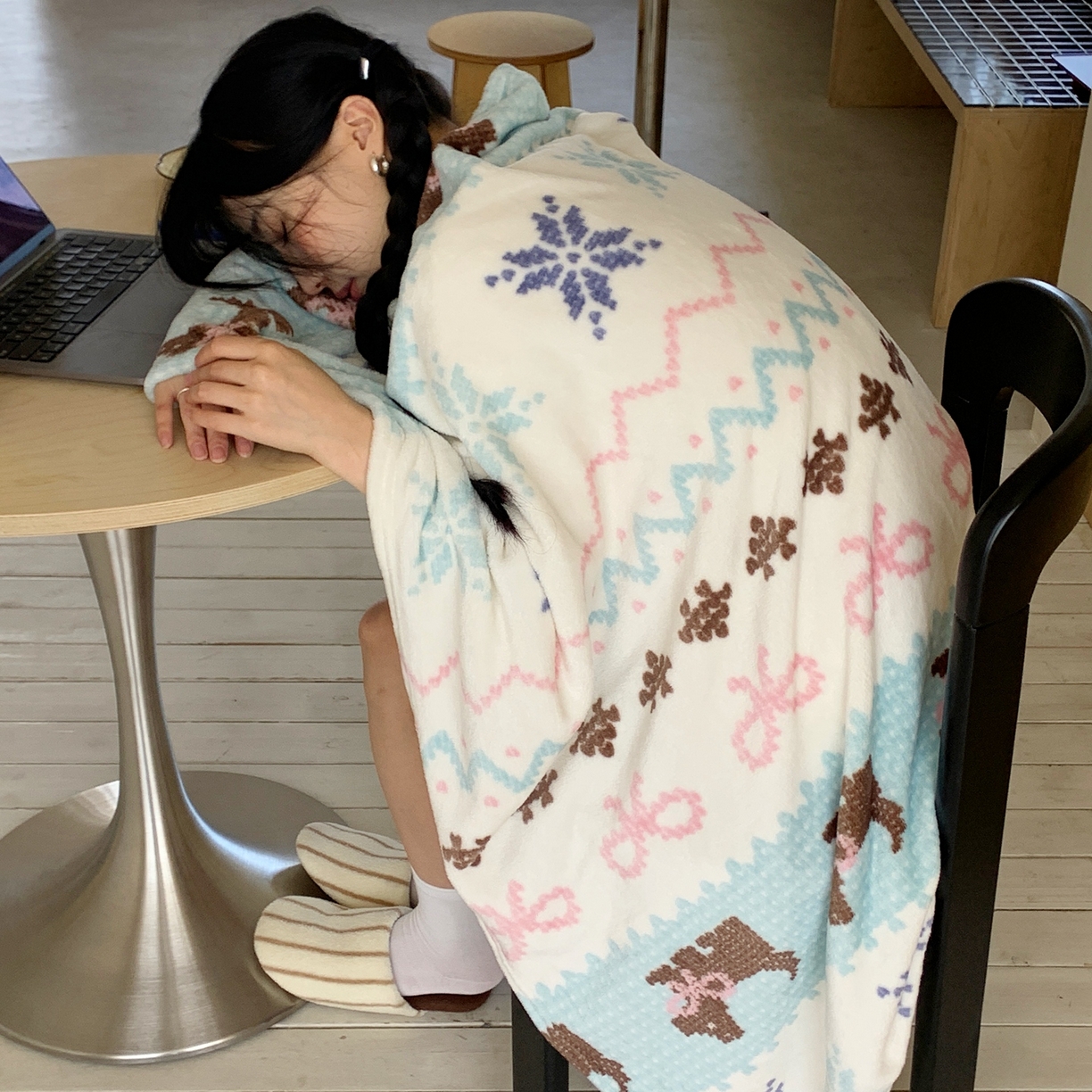 91家纺网 家纺一手货源 找家纺 桃喜 2025秋冬新款双面牛奶绒披肩毯毛毯毯子 费尔岛狗狗蓝（双面绒披肩毯）