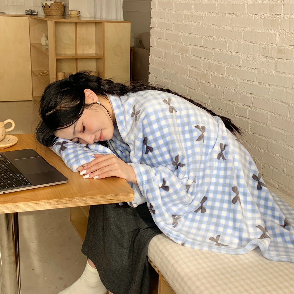 91家纺网 家纺一手货源 找家纺 桃喜 2025秋冬新款双面牛奶绒披肩毯毛毯毯子 蓝格子蝴蝶结（双面绒披肩毯）