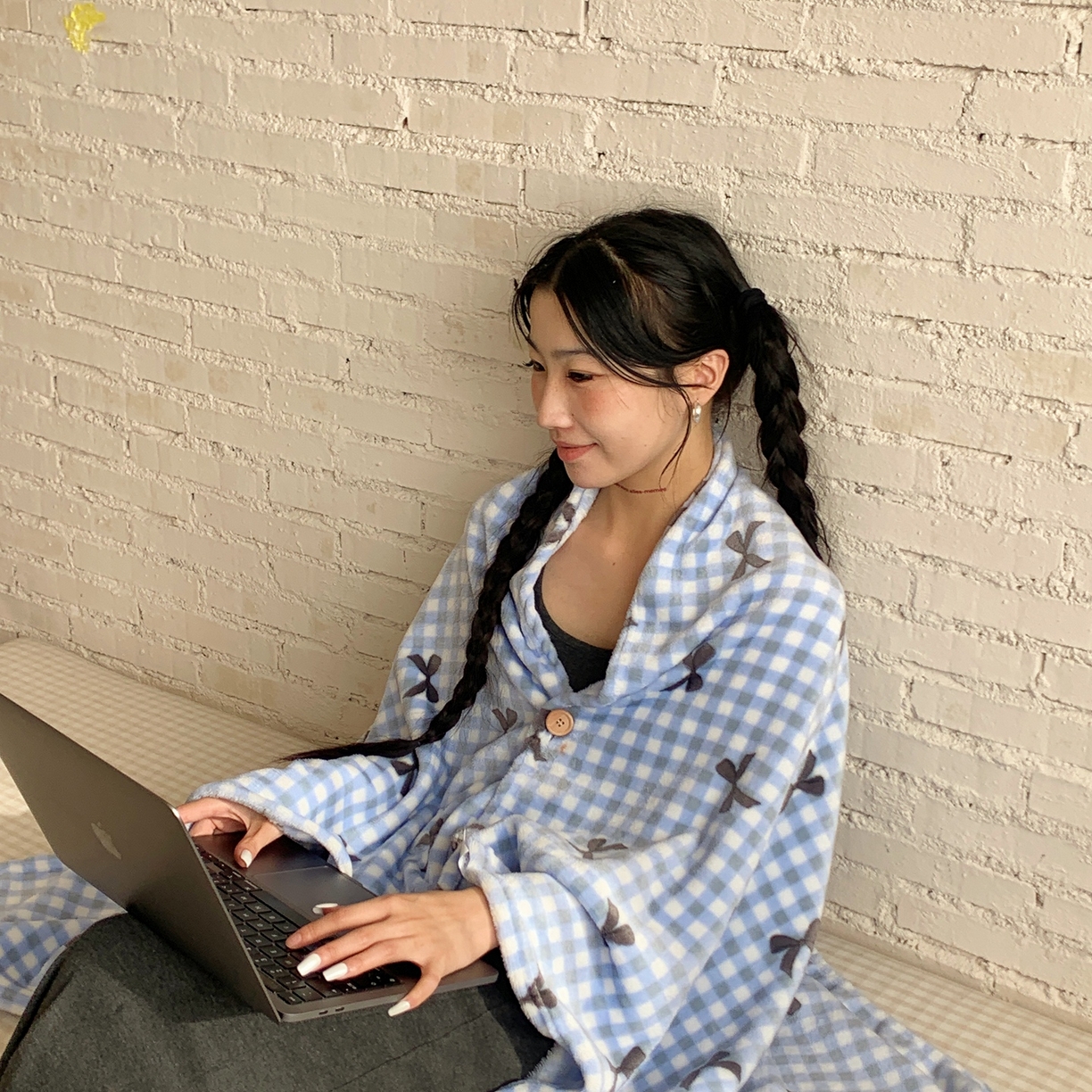 91家纺网 家纺一手货源 找家纺 桃喜 2025秋冬新款双面牛奶绒披肩毯毛毯毯子 蓝格子蝴蝶结（双面绒披肩毯）