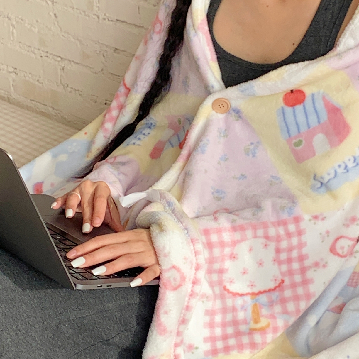 91家纺网 家纺一手货源 找家纺 桃喜 2025秋冬新款双面牛奶绒披肩毯毛毯毯子 房子小狗（双面绒披肩毯）