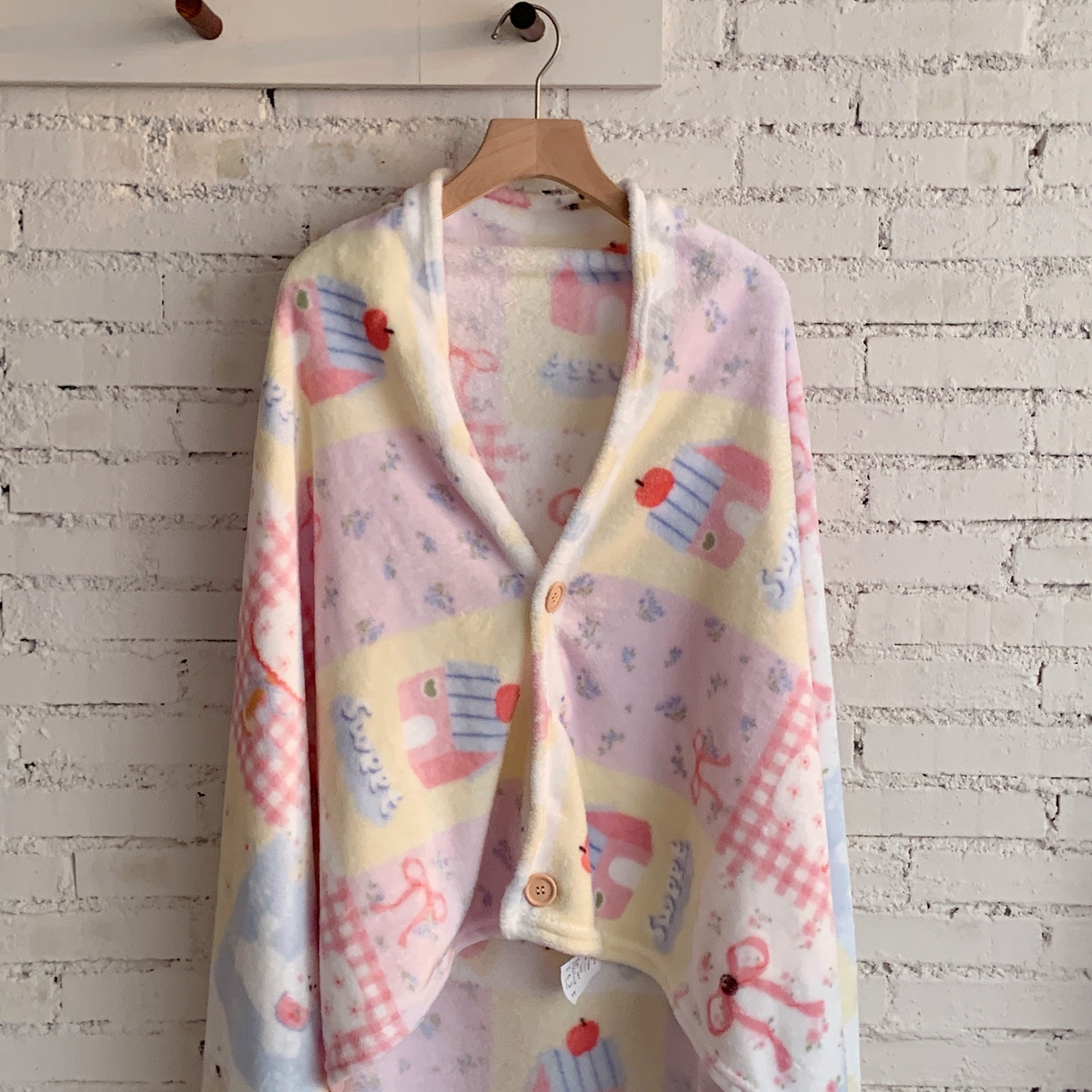 91家纺网 家纺一手货源 找家纺 桃喜 2025秋冬新款双面牛奶绒披肩毯毛毯毯子 房子小狗（双面绒披肩毯）