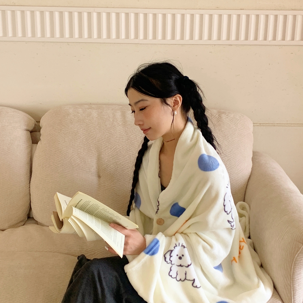 91家纺网 家纺一手货源 找家纺 桃喜 2025秋冬新款双面牛奶绒披肩毯毛毯毯子 波点小狗（双面绒披肩毯）