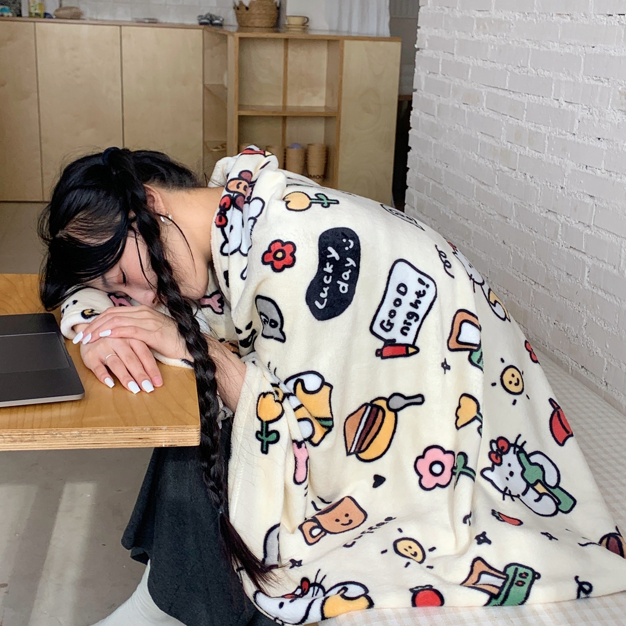 91家纺网 家纺一手货源 找家纺 桃喜 2025秋冬新款双面牛奶绒披肩毯毛毯毯子 小猫笔记（双面绒披肩毯）