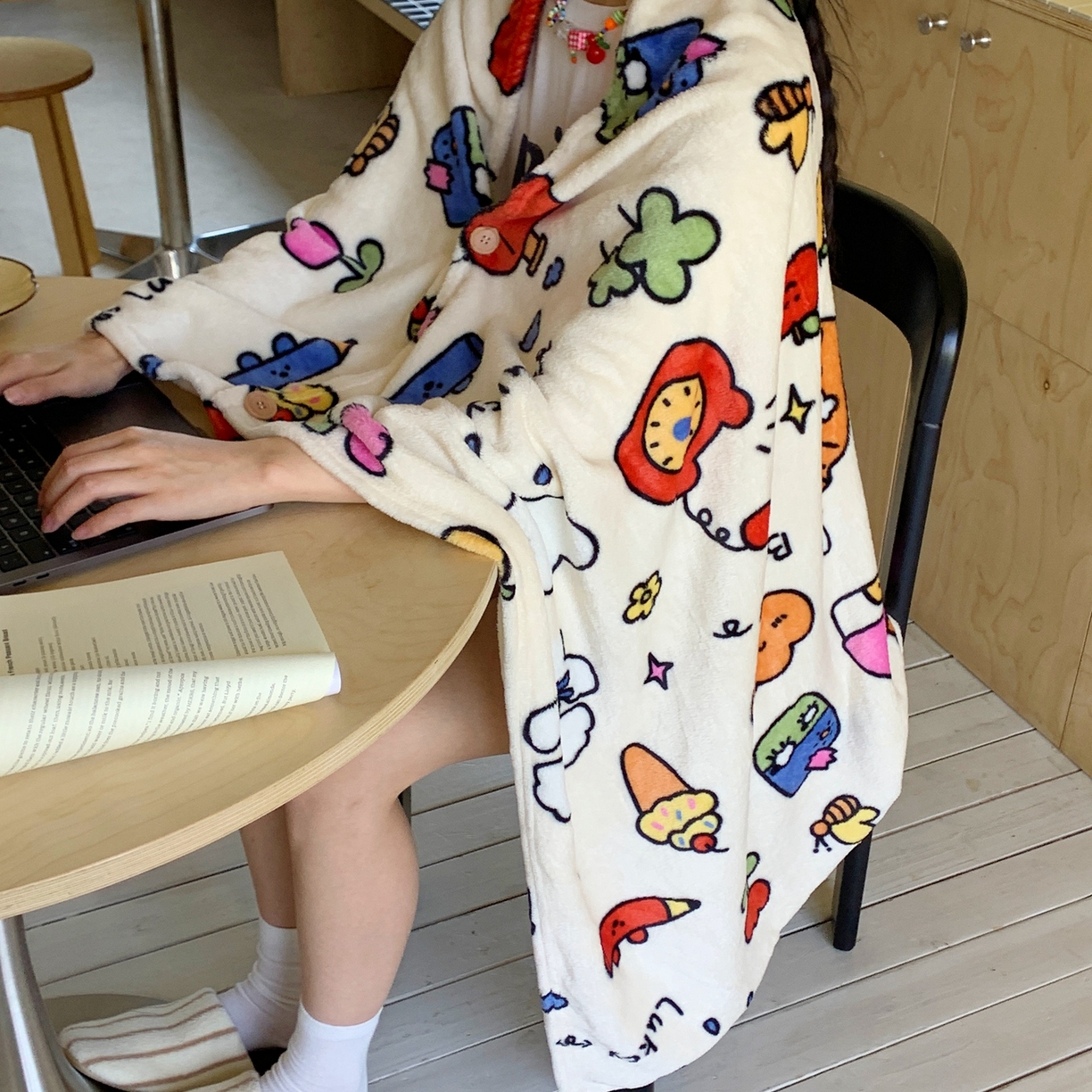 91家纺网 家纺一手货源 找家纺 桃喜 2025秋冬新款双面牛奶绒披肩毯毛毯毯子 涂鸦乐园（双面绒披肩毯）