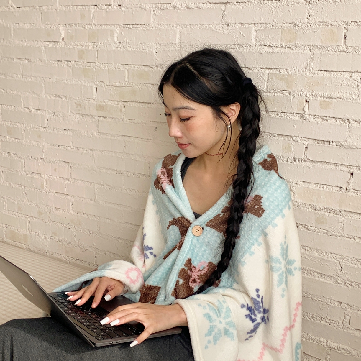 91家纺网 家纺一手货源 找家纺 桃喜 2025秋冬新款双面牛奶绒披肩毯毛毯毯子 费尔岛狗狗蓝（双面绒披肩毯）