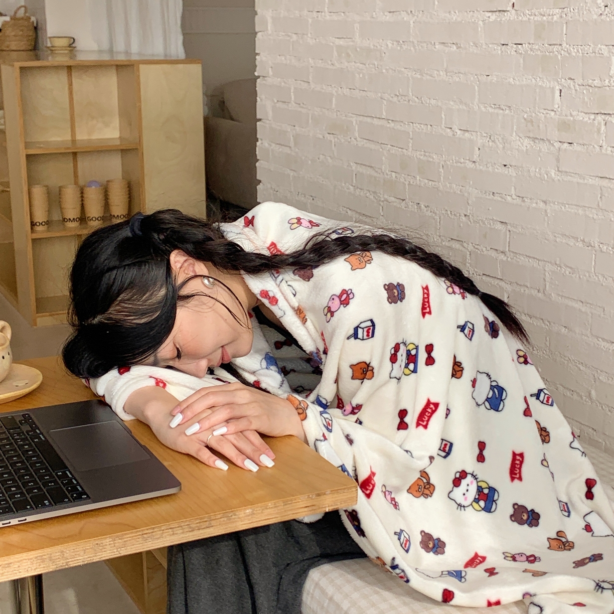 91家纺网 家纺一手货源 找家纺 桃喜 2025秋冬新款双面牛奶绒披肩毯毛毯毯子 背带裤小猫（双面绒披肩毯）