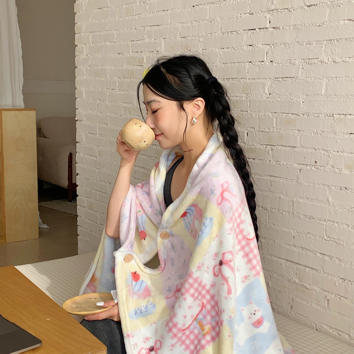 91家纺网 家纺一手货源 找家纺 桃喜 2025秋冬新款双面牛奶绒披肩毯毛毯毯子 房子小狗（双面绒披肩毯）