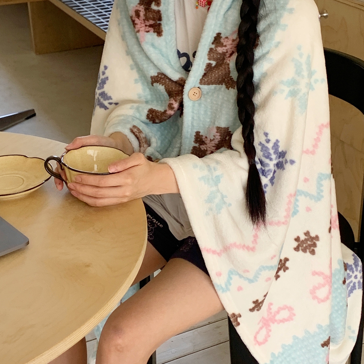 91家纺网 家纺一手货源 找家纺 桃喜 2025秋冬新款双面牛奶绒披肩毯毛毯毯子 费尔岛狗狗蓝（双面绒披肩毯）