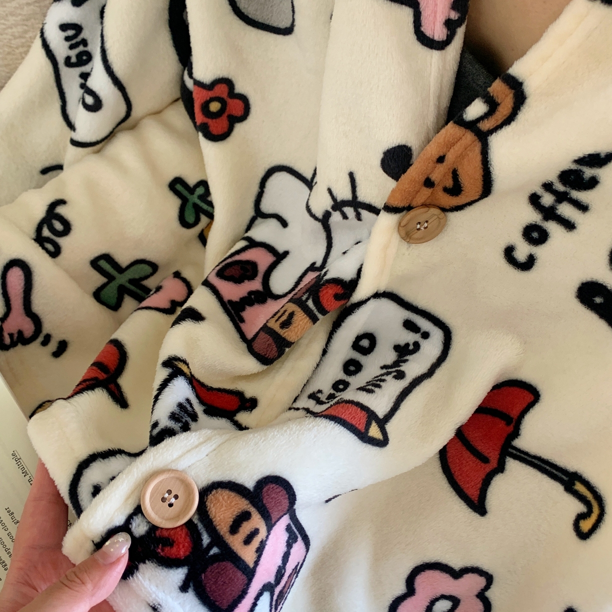 91家纺网 家纺一手货源 找家纺 桃喜 2025秋冬新款双面牛奶绒披肩毯毛毯毯子 小猫笔记（双面绒披肩毯）