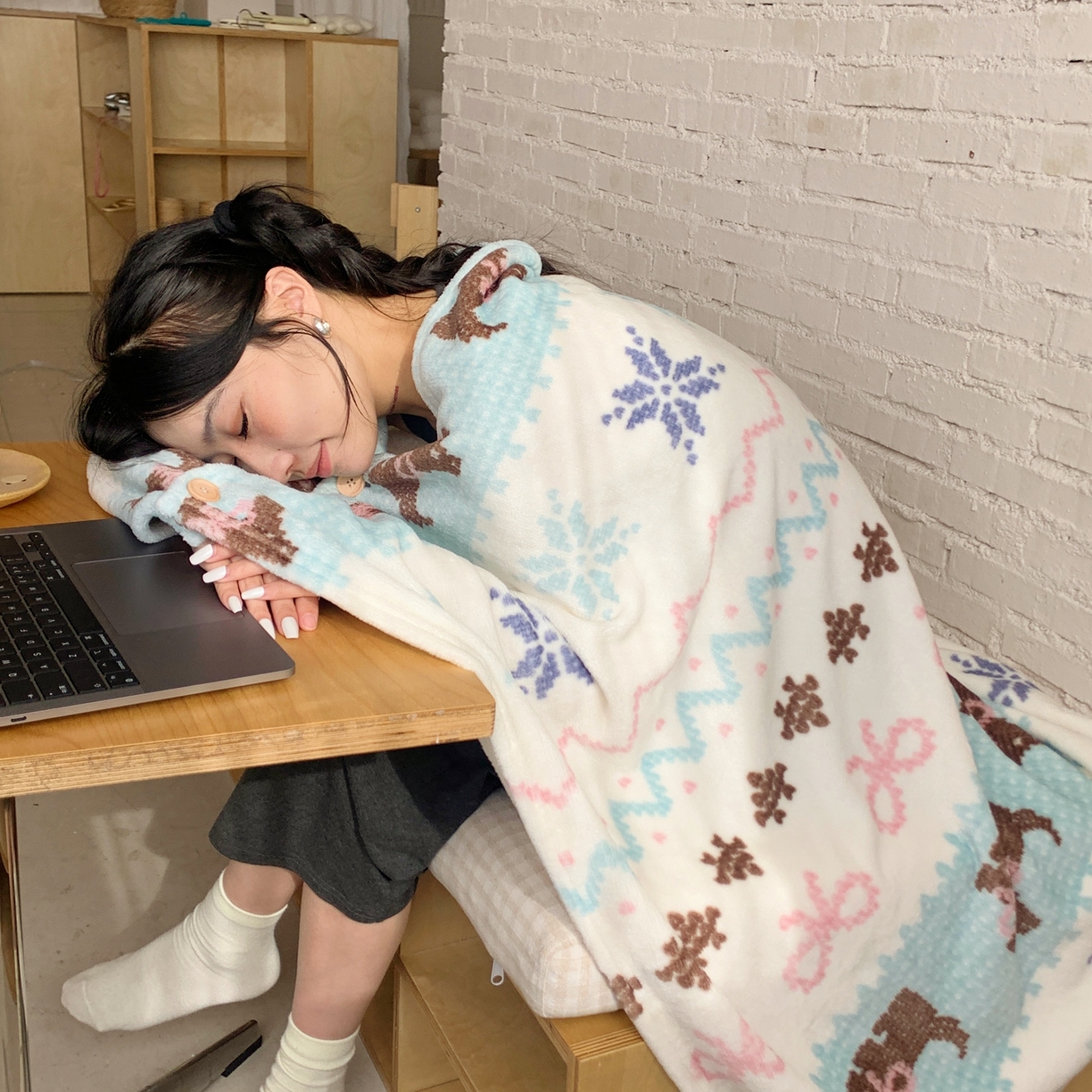 91家纺网 家纺一手货源 找家纺 桃喜 2025秋冬新款双面牛奶绒披肩毯毛毯毯子 费尔岛狗狗蓝（双面绒披肩毯）