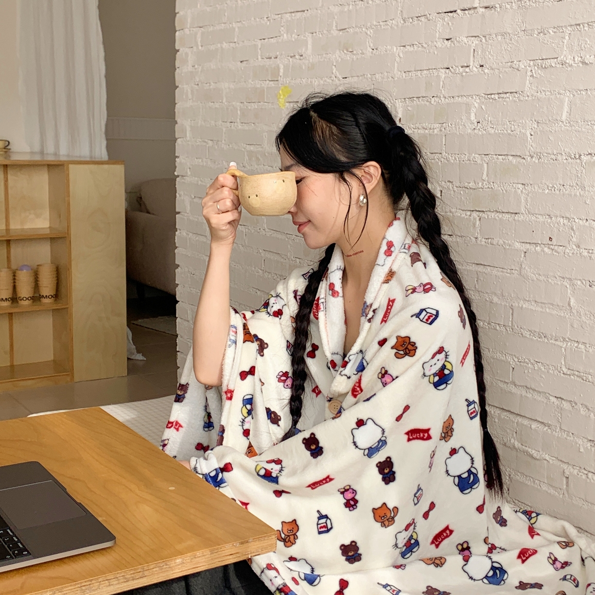 91家纺网 家纺一手货源 找家纺 桃喜 2025秋冬新款双面牛奶绒披肩毯毛毯毯子 背带裤小猫（双面绒披肩毯）