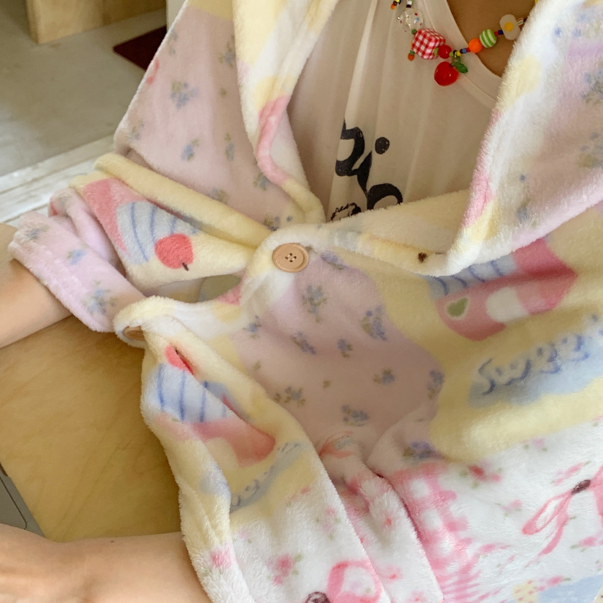 91家纺网 家纺一手货源 找家纺 桃喜 2025秋冬新款双面牛奶绒披肩毯毛毯毯子 房子小狗（双面绒披肩毯）