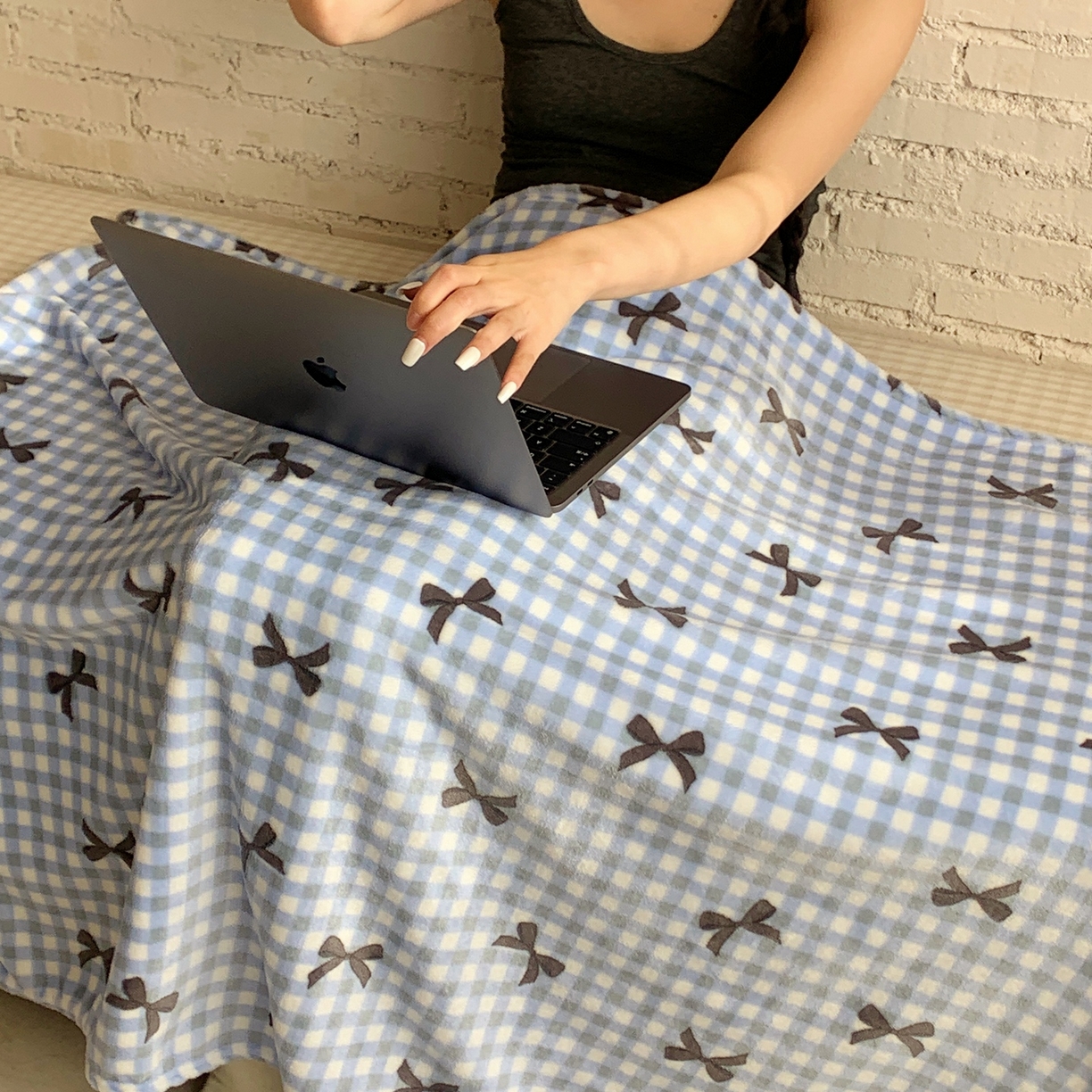 91家纺网 家纺一手货源 找家纺 桃喜 2025秋冬新款双面牛奶绒披肩毯毛毯毯子 蓝格子蝴蝶结（双面绒披肩毯）