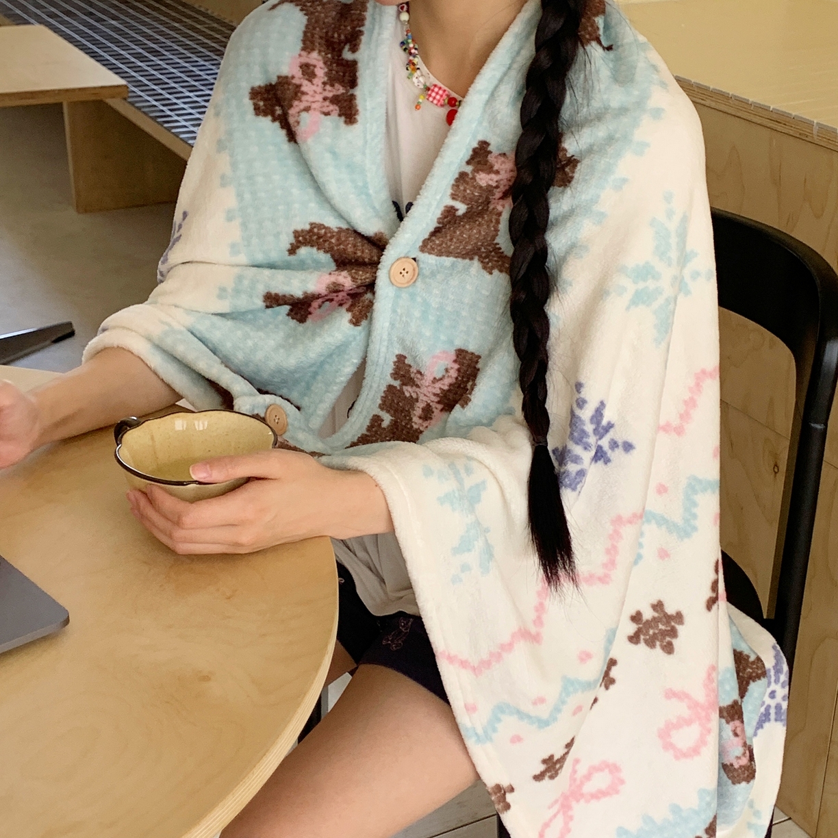 91家纺网 家纺一手货源 找家纺 桃喜 2025秋冬新款双面牛奶绒披肩毯毛毯毯子 费尔岛狗狗蓝（双面绒披肩毯）