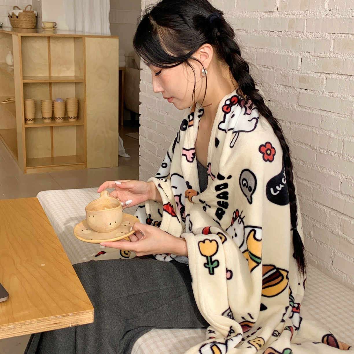 91家纺网 家纺一手货源 找家纺 桃喜 2025秋冬新款双面牛奶绒披肩毯毛毯毯子 小猫笔记（双面绒披肩毯）