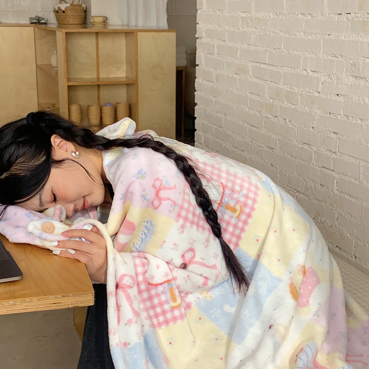 91家纺网 家纺一手货源 找家纺 桃喜 2025秋冬新款双面牛奶绒披肩毯毛毯毯子 房子小狗（双面绒披肩毯）