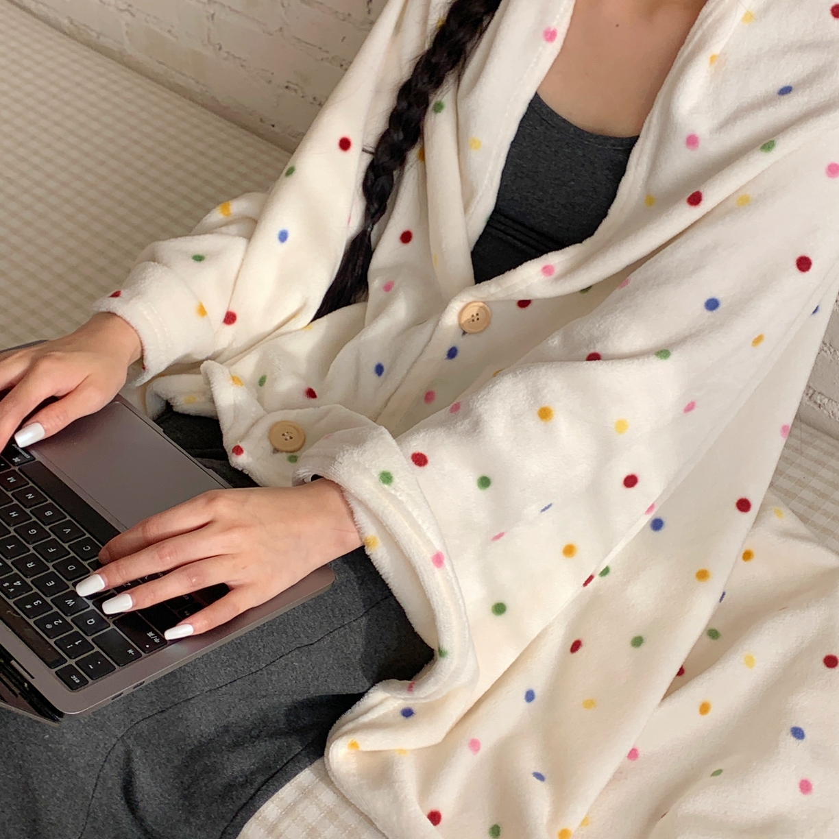 91家纺网 家纺一手货源 找家纺 桃喜 2025秋冬新款双面牛奶绒披肩毯毛毯毯子 彩色波点（双面绒披肩毯）